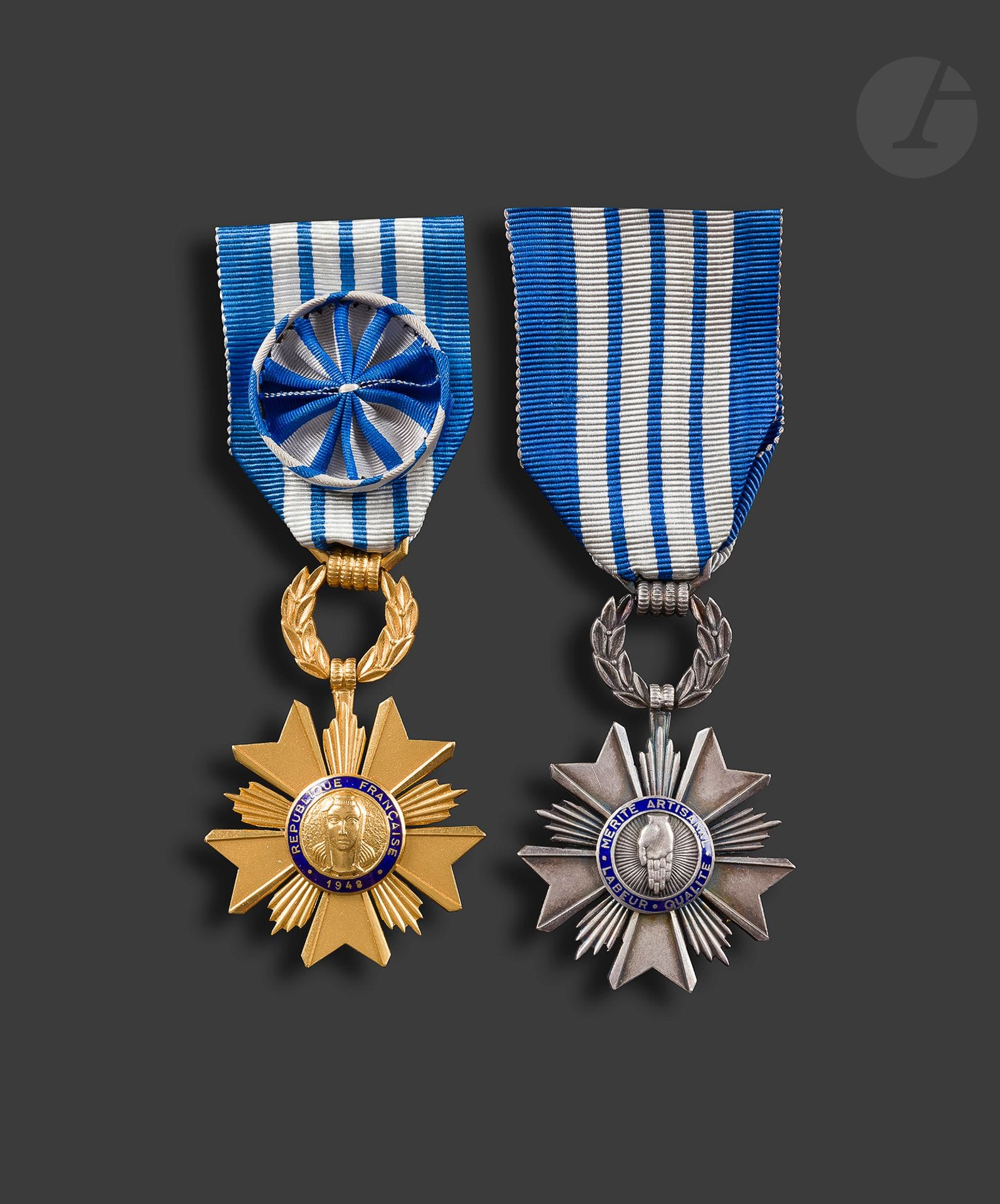 FRANCE 
ORDRE DU MÉRITE ARTISANAL 
Deux décorations : 
- Étoile d’officier en bronze doré et émail. Ruban à rosette. Poinçon « BRONZE » sur l’anneau. 
57 x 41 mm
SUP. 
- Étoile de chevalier en bronze argenté et émail. Ruban. 
58 x 40 mm
SUP.