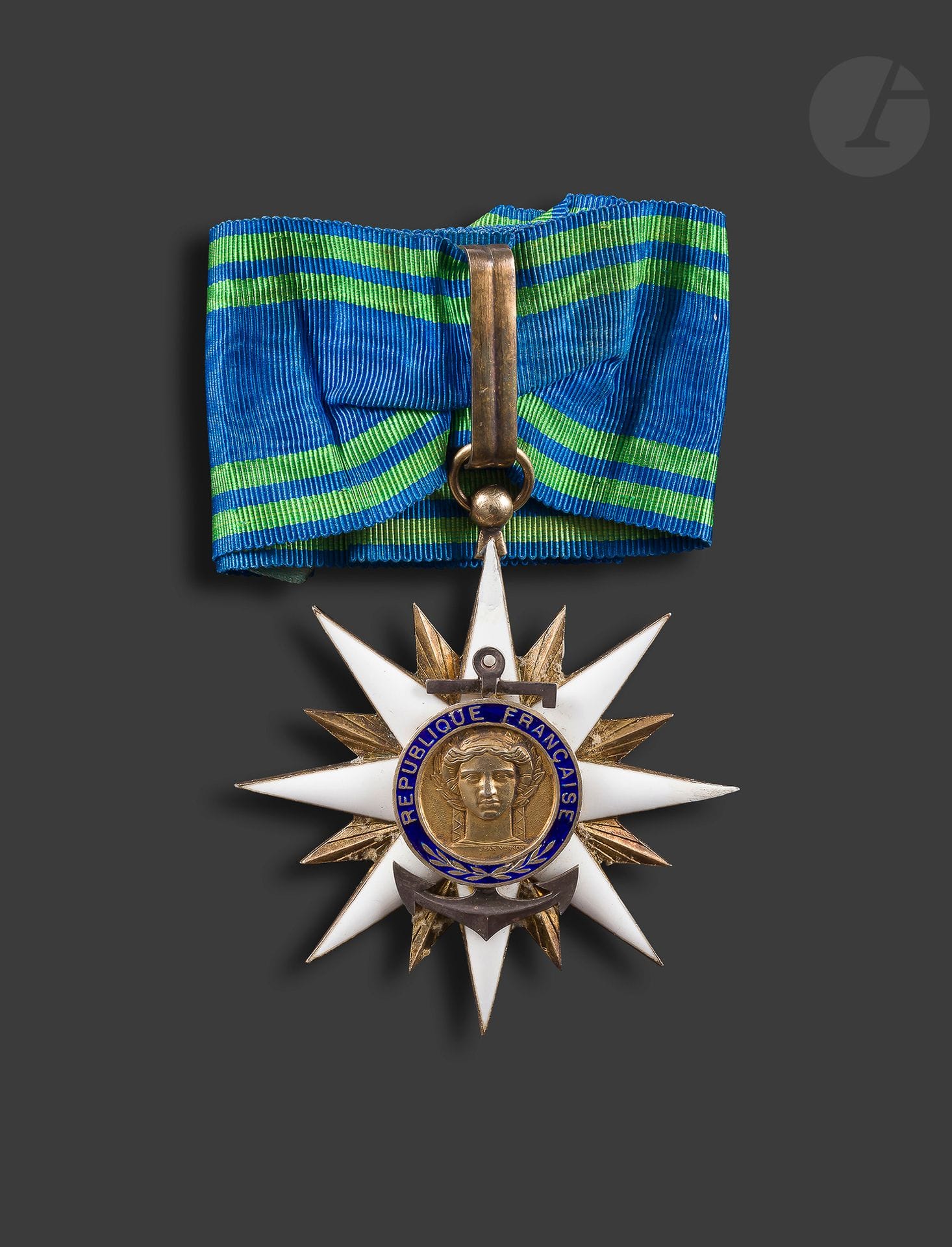 FRANCE 
ORDRE DU MÉRITE MARITIME 
Étoile de commandeur, vermeil, argent et émail (petites restaurations à la branche supérieur). Cravate à attaches en velours. Poinçon tête de sanglier et d’orfèvre Arthus Bertrand. 
65 x 58 mm - Poids brut : 41 g
T.T.B.