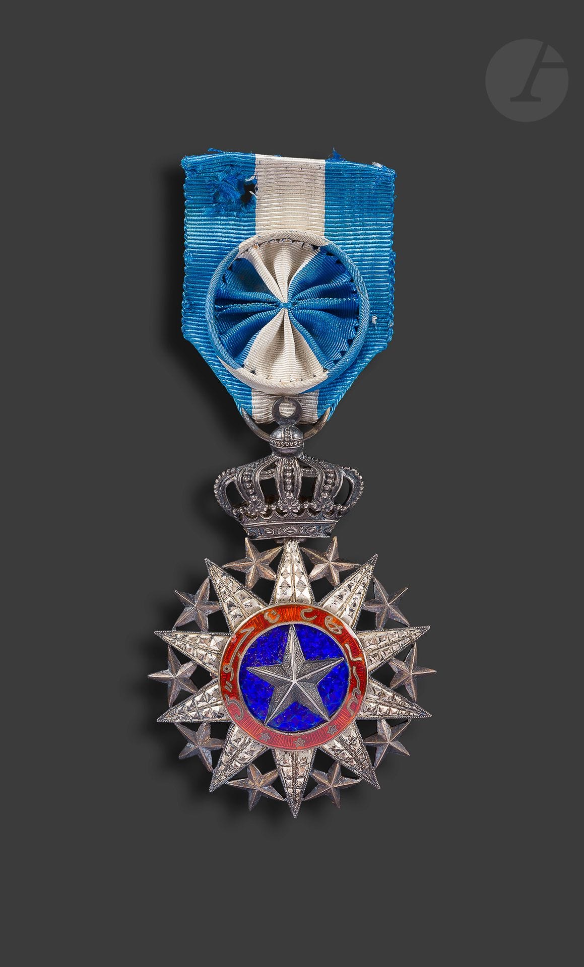 TADJOURAH 
ORDRE DU NICHAN EL ANOUAR 
Étoile d’officier en métal argenté et émail. Ruban à rosette. 
77 x 50 mm
SUP.
