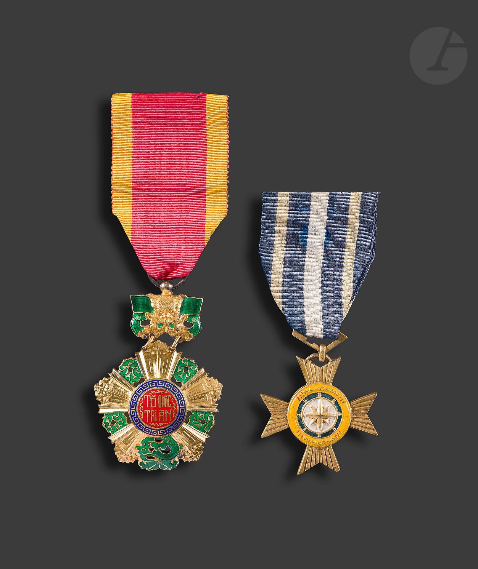VIETNAM
Deux médailles : 
- Médaille du Mérite de la Marine.
En métal doré et laqué. Ruban. 
38 x 38 mm 
T.T.B. Fabrication locale. 
- Insigne de chevalier de l’ordre national du Vietnam en vermeil et émail. Ruban.
59 x 41 mm - Poids brut : 28 g 
SUP.
