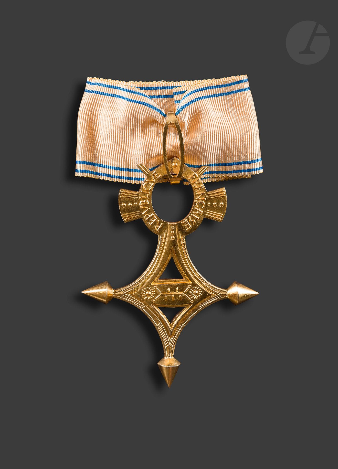 FRANCE
ORDRE DU MÉRITE SAHARIEN 
Croix de commandeur en vermeil. Cravate. Poinçon de la Monnaie de Paris. 
88 x 69 mm - Poids net : 50 g
SUP.