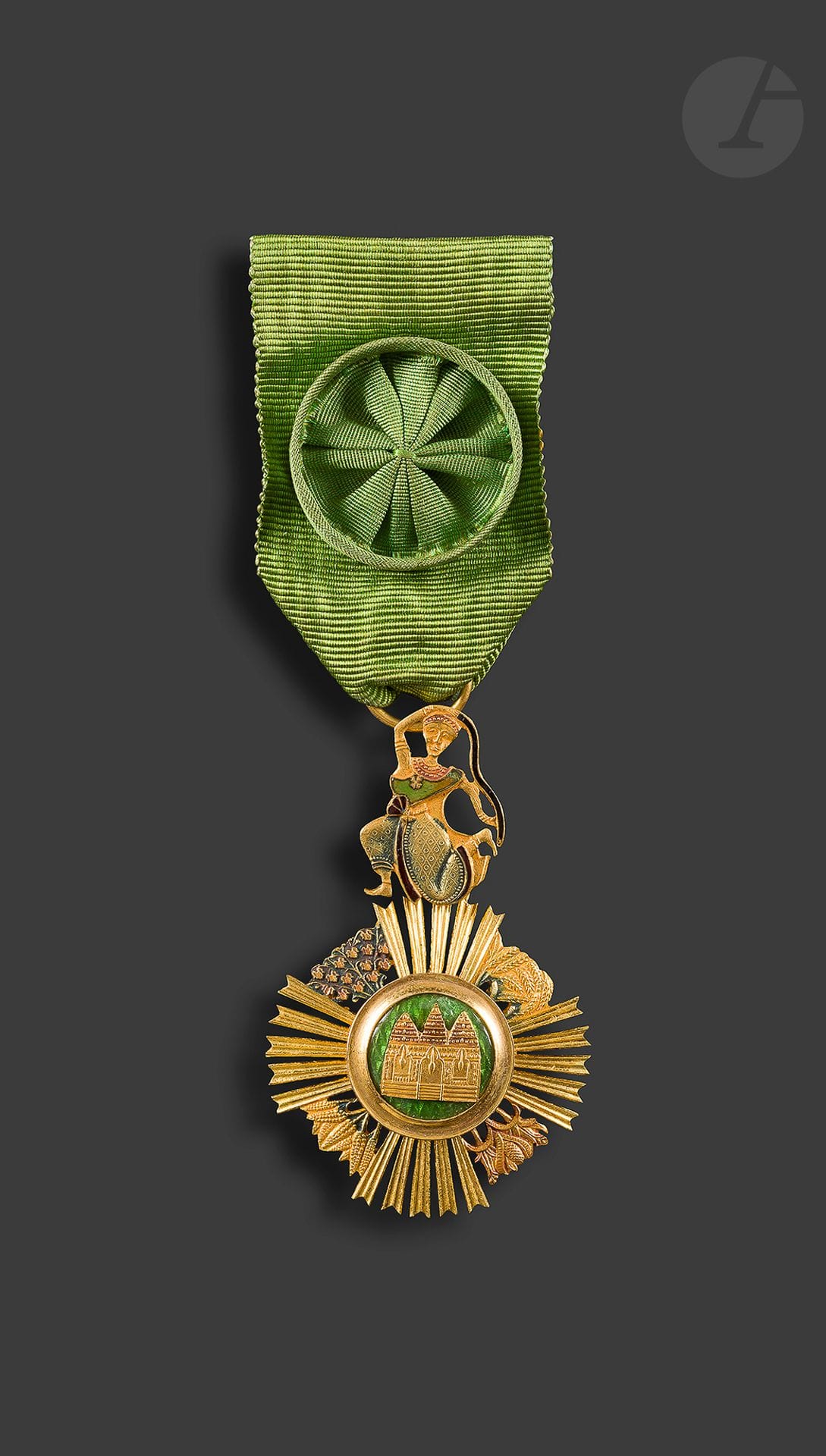 CAMBODGE 
ORDRE DE SOWATHARA 
Insigne d’officier en métal doré et émail. Ruban à rosette. 
64 x 38 mm
SUP.