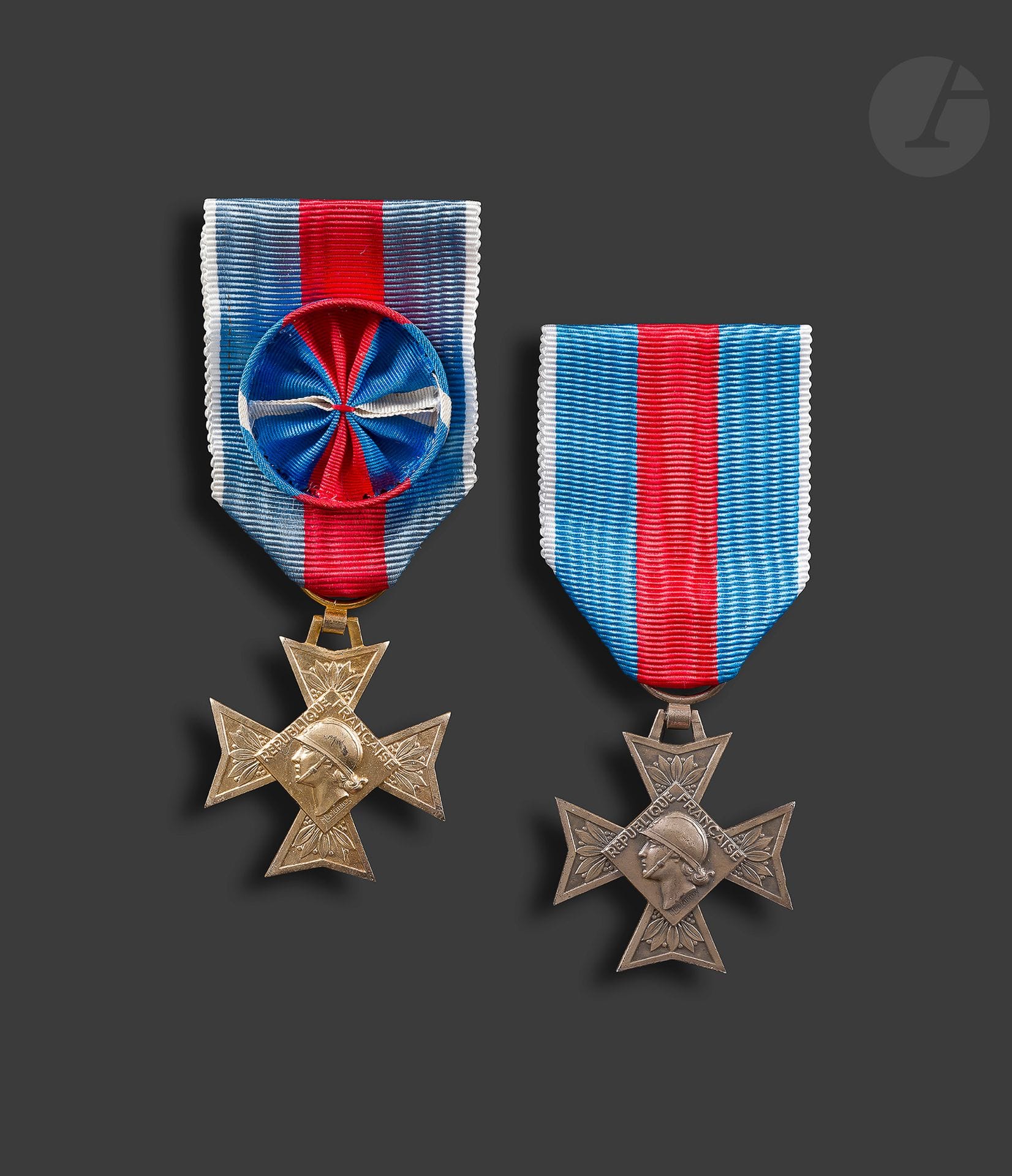 FRANCE 
ORDRE DU MÉRITE MILITAIRE
Deux décorations : 
- croix d’officier en vermeil. Ruban à rosette. Poinçon de la Monnaie de Paris. 
36 mm - Poids brut : 15 g
- croix de chevalier en argent. Ruban. Poinçon de la Monnaie de Paris.
36 mm - Poids brut : 13 g
SUP.