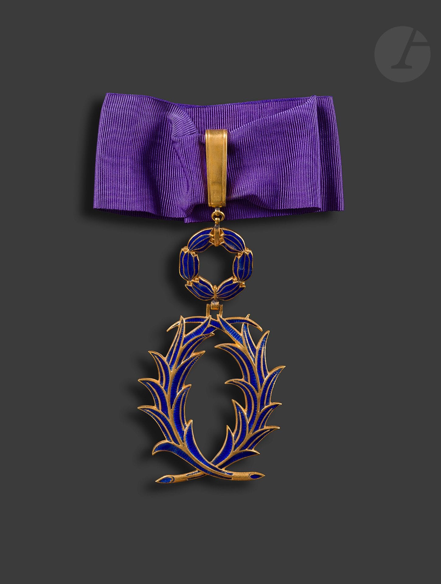 FRANCE 
ORDRE DES PALMES ACADÉMIQUES
Commandeur en bronze doré et émail bleu (petits éclats). 
Cravate. 
92 x 36 mm
T.T.B. Dans sa boîte de la Maison Spink.