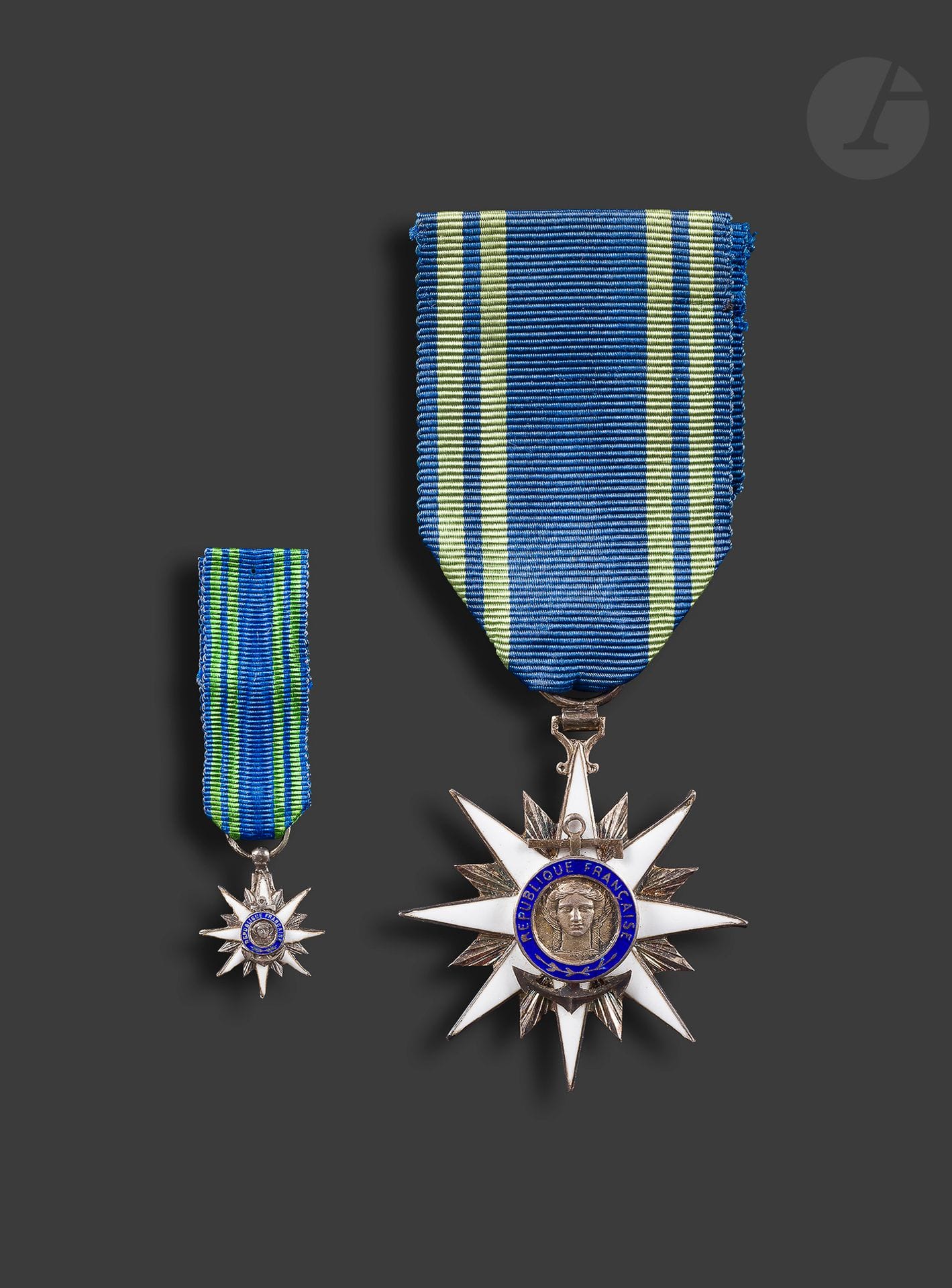 FRANCE 
ORDRE DU MÉRITE MARITIME 
Étoile de chevalier en argent, vermeil et émail (deux pointes très légèrement faussées, infimes cheveux). Trace de poinçon tête de sanglier. Ruban. 
46 x 43 mm - Poids brut : 16 g
T.T.B. 
On y joint une miniature de chevalier en argent et émail. Ruban. Poinçon tête de sanglier. T.T.B à SUP. 
16 x 14 mm - Poids brut : 1,8 g