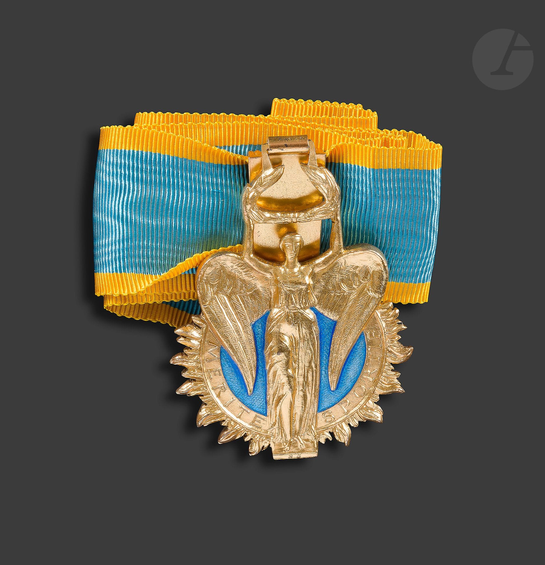 FRANCE 
ORDRE DU MÉRITE SPORTIF 
Insigne de commandeur en vermeil et émail. Poinçon tête de sanglier et de la Monnaie de Paris.
Cravate à double passant. 
57 x 42 mm - Poids brut : 46 g
SUP.