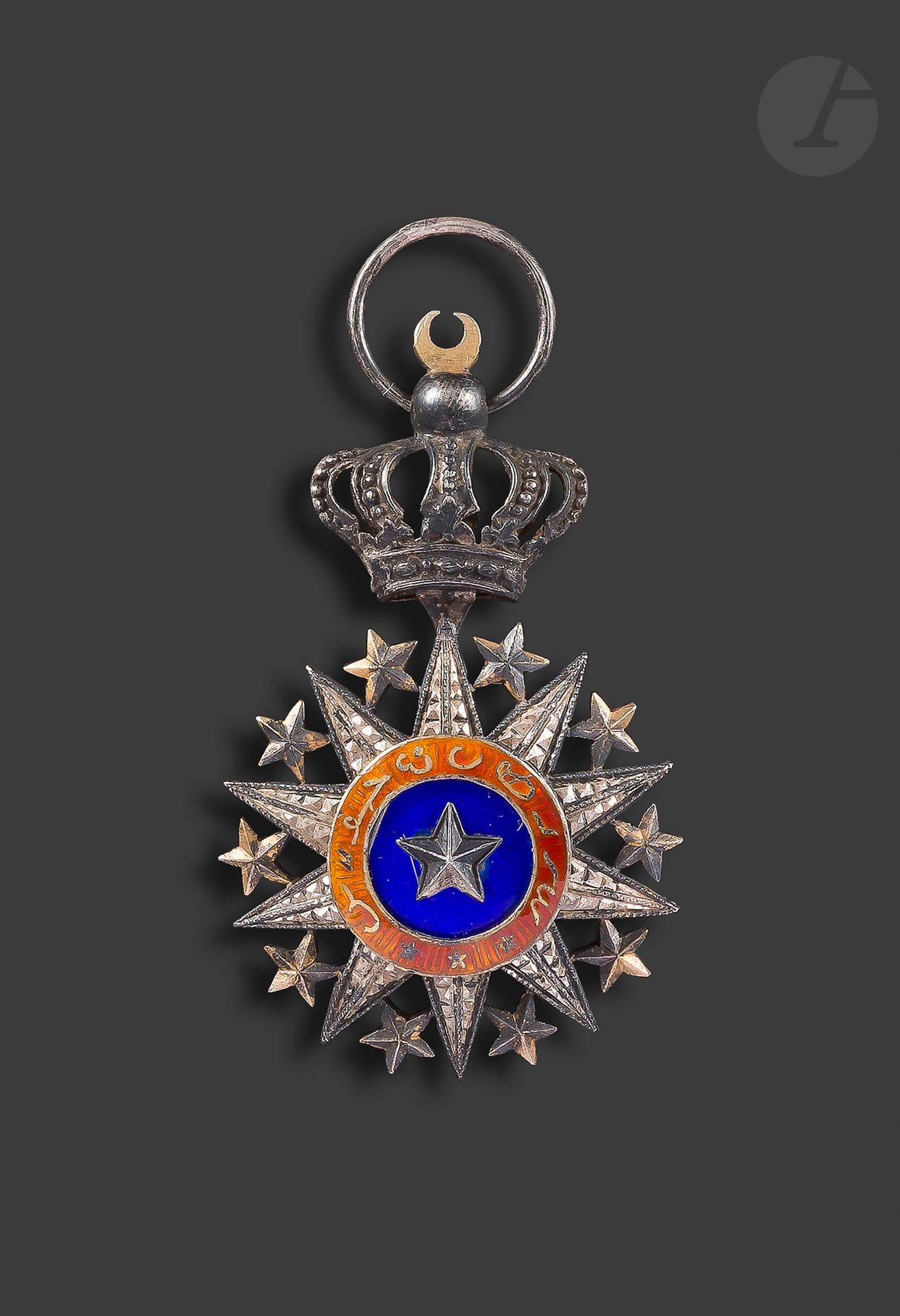TADJOURAH 
ORDRE DU NICHAN EL ANOUAR 
Étoile de chevalier demi-taille en argent, vermeil et émail. 
Poinçon à la tête de sanglier.
42,5 x 25,5 mm - Poids brut : 8 g
T.T.B. à SUP.