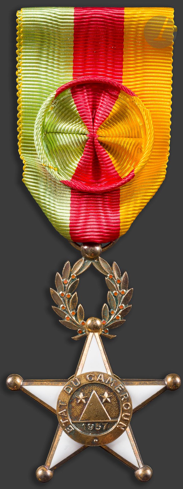 CAMEROUNORDRE
DE LA VALEUR, founded in 1959Officer's Star of
the

1st type. In vermeil and enamel. Centre marked "STATE OF CAMEROON - 1957". Hallmark for export and title 800 of Arthus Bertrand. In its case, with buttonhole. 
59 x 42 mm - Gross weight : 17 gSUP
.




