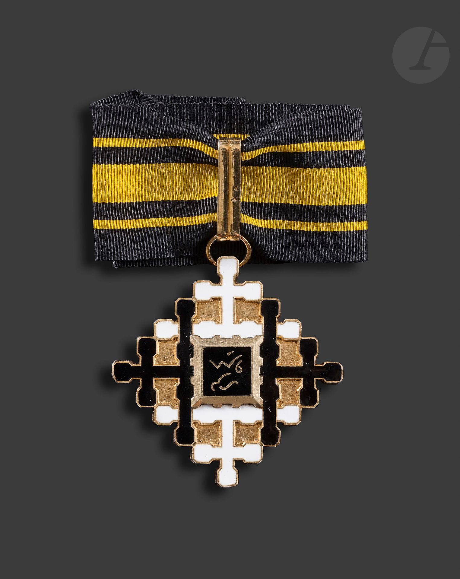 FÉDÉRATION TAI 
ORDRE DU MÉRITE CIVIL 
Commandeur en vermeil et émail. Poinçon tête de sanglier et de l’orfèvre Arthus Bertrand. Cravate complète. 
56 mm - Poids brut : 62 g
SUP.