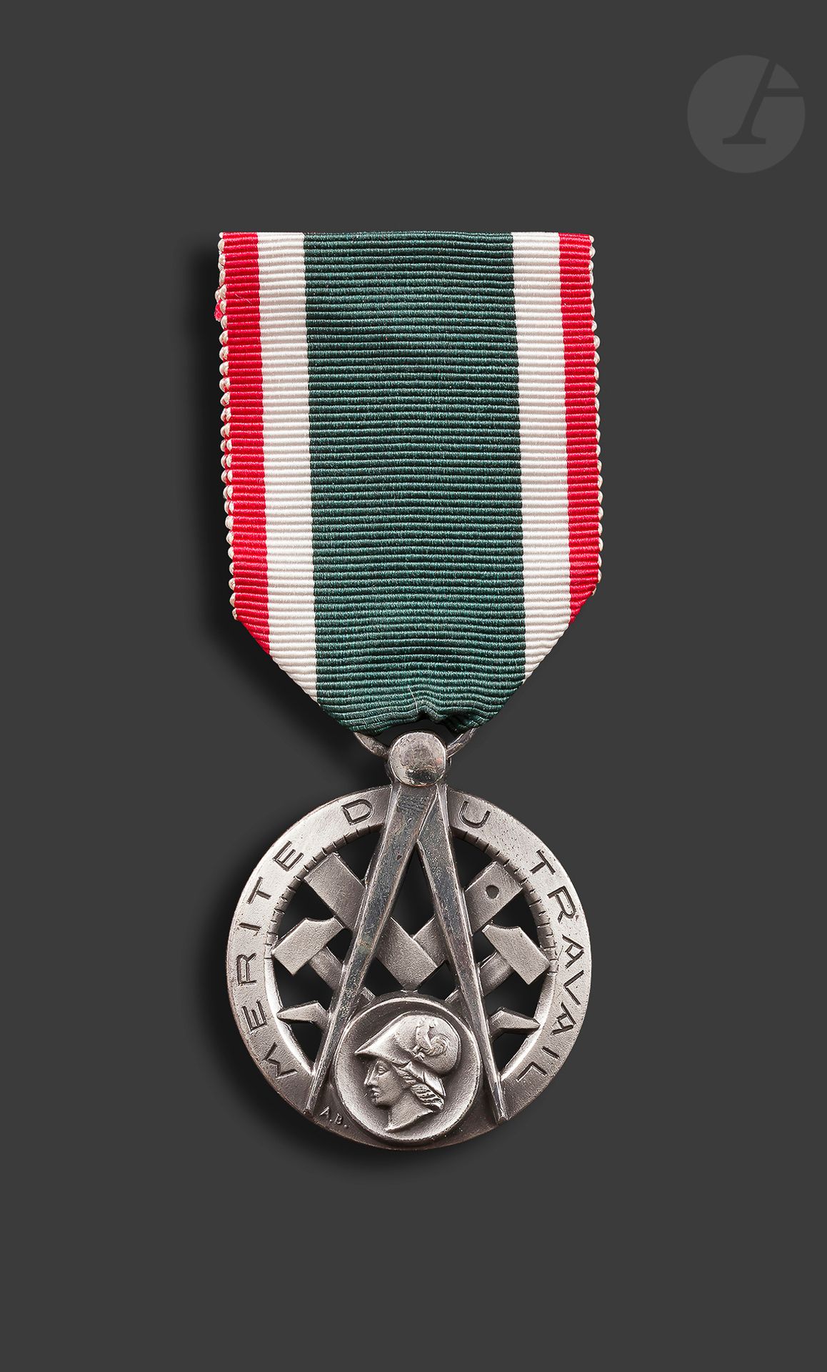 FRANCE 
ORDRE DU MÉRITE DU TRAVAIL 
Insigne de chevalier en bronze argenté et émail. Ruban. Anneau poinçonné. Fabrication Arthus Bertrand. 
41 x 36 mm
T.T.B. à SUP.