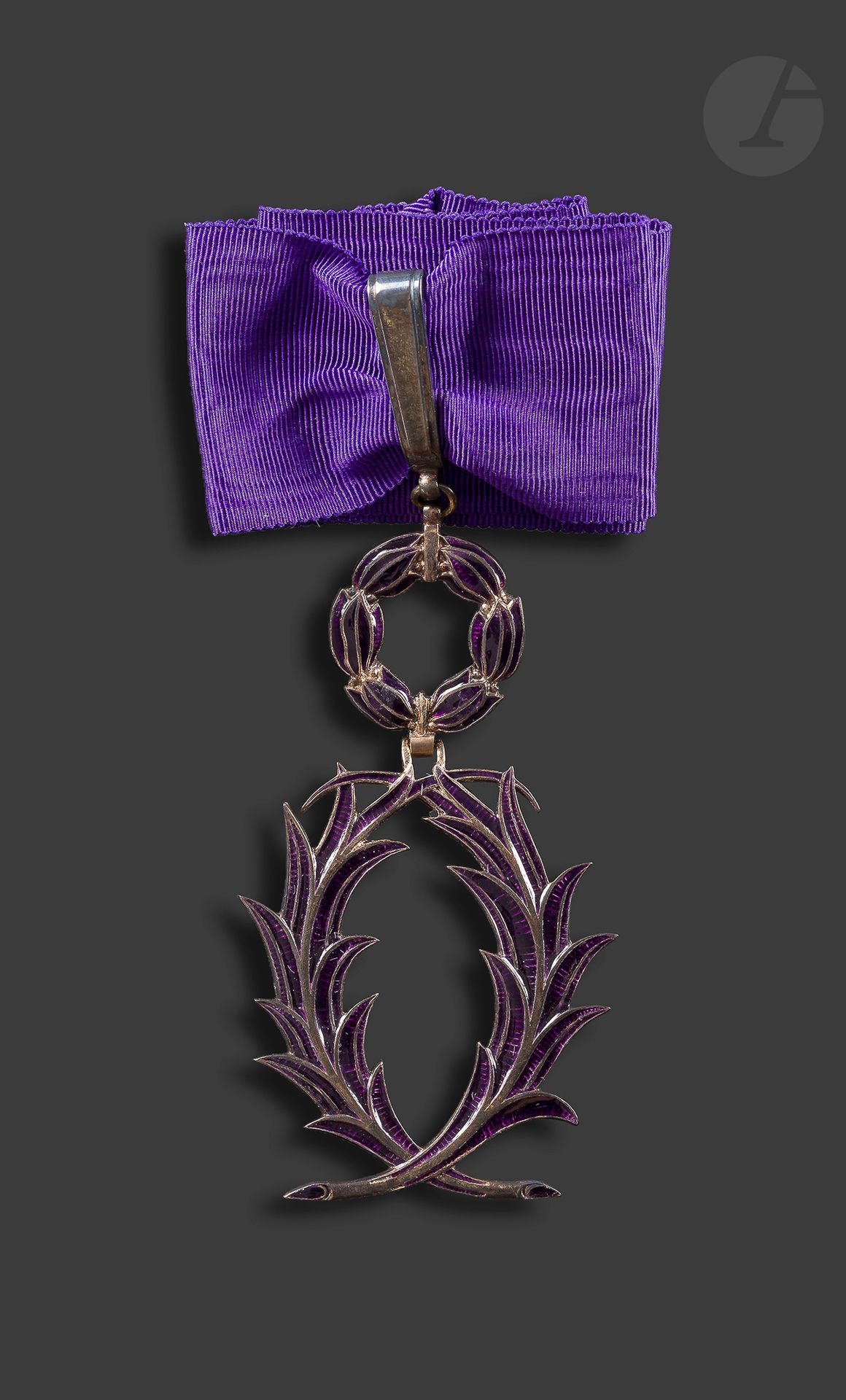 FRANCE 
ORDRE DES PALMES ACADÉMIQUES 
Commandeur en vermeil et émail violet clair. 
Cravate. 
88 x 47 mm - Poids brut : 42 g
T.T.B.
Dans un écrin.