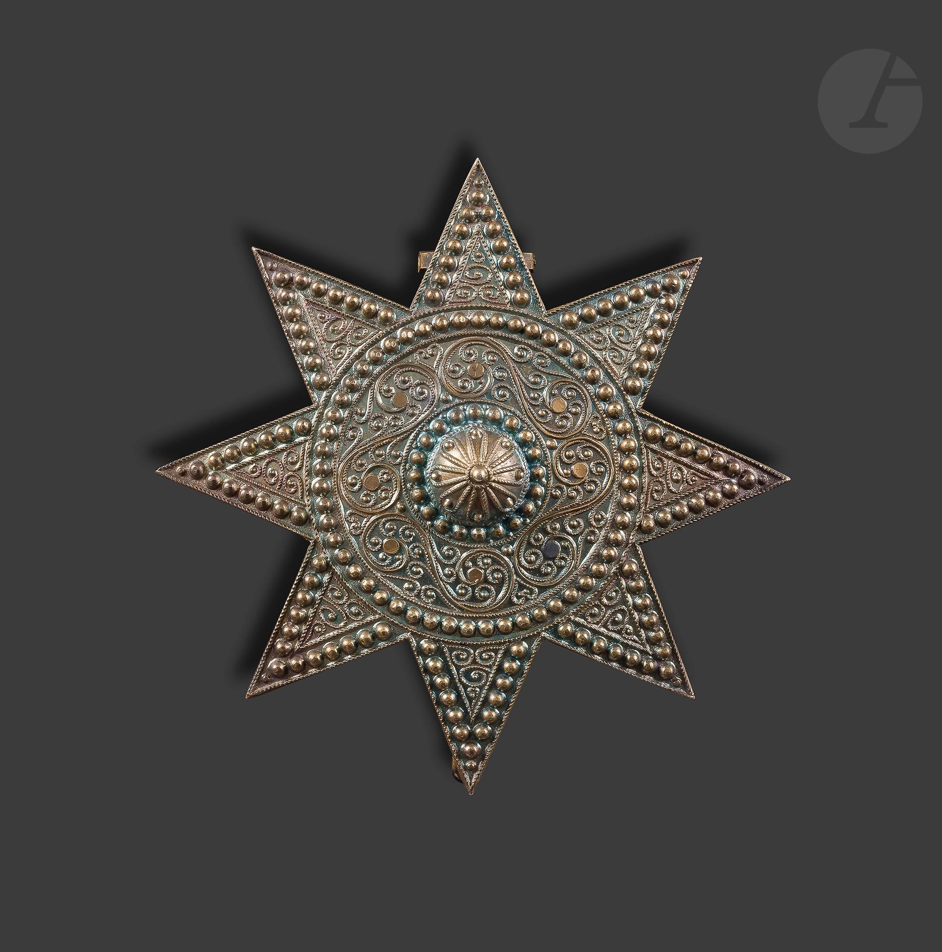 ÉTHIOPIE 
ORDRE DE L’ÉTOILE 
Plaque de grand officier d’Henri MOYSSET.
En vermeil. Revers à deux crochets et épingle basculante. Poinçon tête de sanglier.
Dans son écrin en forme de la Maison Arthus Bertrand avec note manuscrite à entête du cabinet du ministre des affaires étrangères en date du 10 mars 1932 « Plaque de grand officier de l’étoile d’Abyssinie qui m’a été conférée pour services rendus à ce pays, en qualité de directeur du cabinet du ministre des affaires étrangères, président du conseil (Ajouté par la suite) au moment du couronnement du Négus Haïlé Sélassie battu et détrôné par l’Italien en 1936 »
Diamètre : 81 mm - Poids brut : 65 g 
T.T.B.