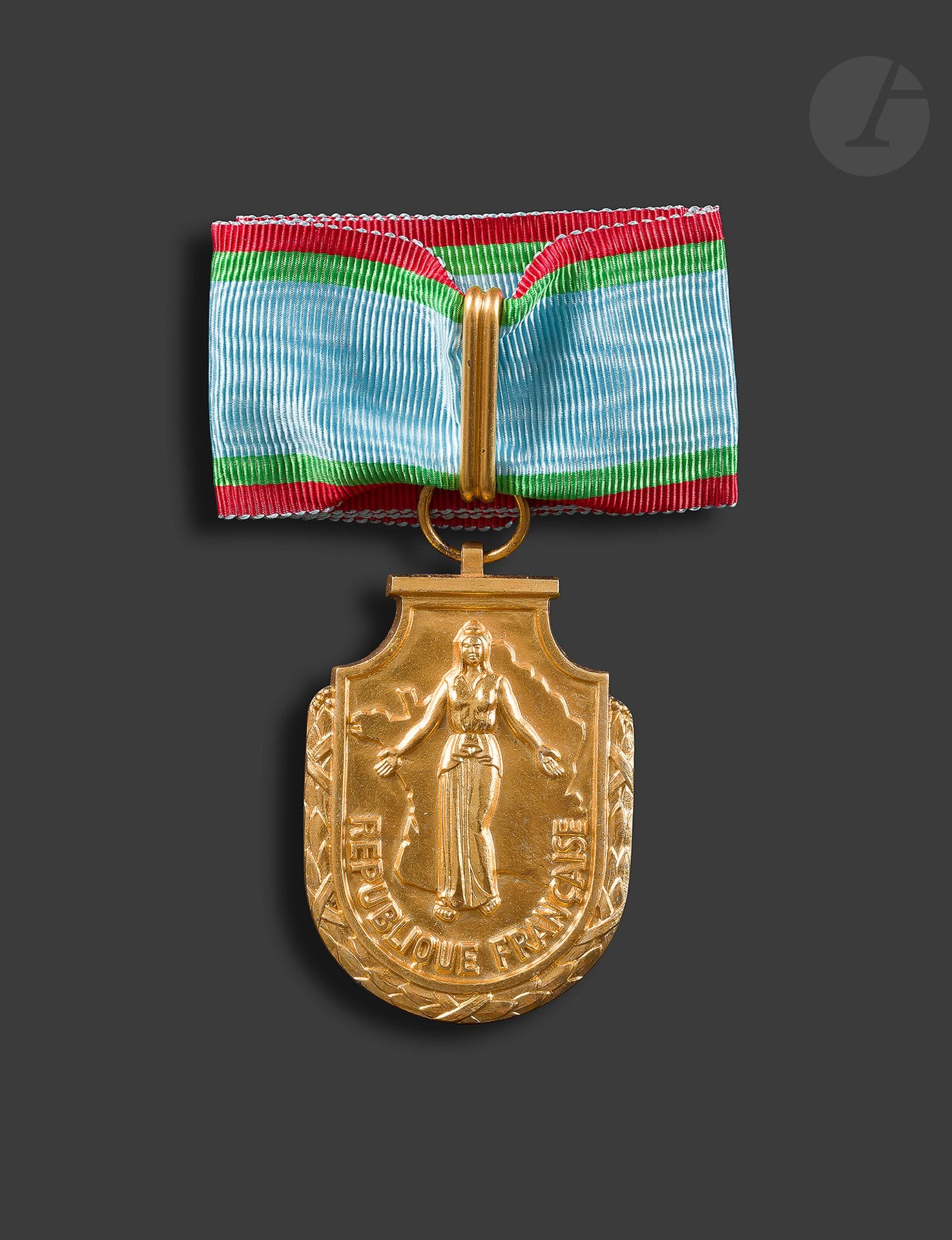 FRANCE 
ORDRE DU MÉRITE TOURISTIQUE 
Insigne de commandeur en vermeil. Cravate. Poinçon de la Monnaie de Paris. 
60 x 41 mm - Poids net : 81 g
SUP.