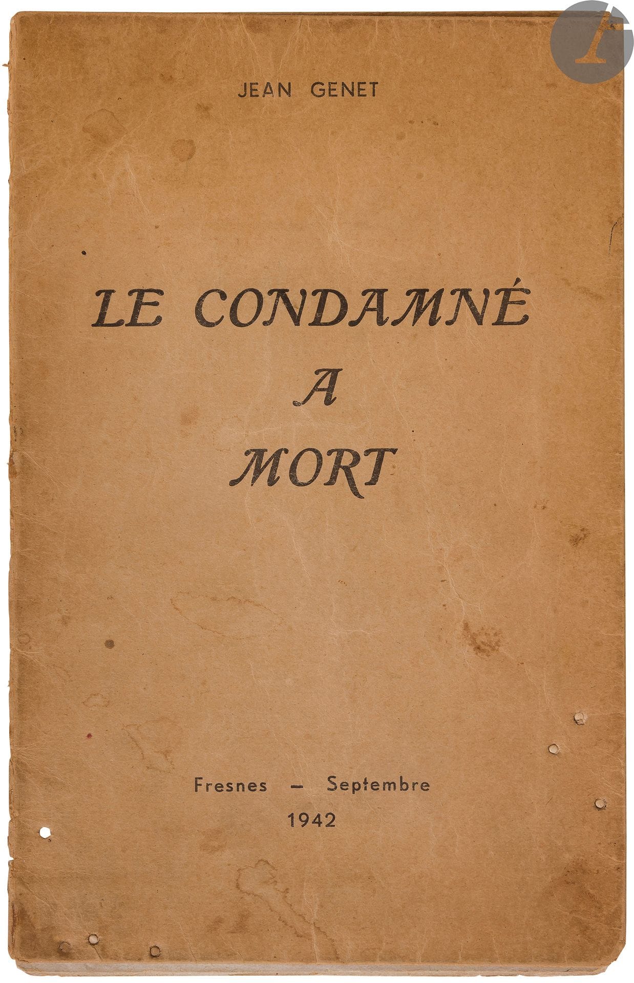 GENET (Jean).
Le Condamné à mort.
Fresnes, septembre 1942. — Plaquette in-8, 213 x 135 : (8 ff. dernier blanc), couverture imprimée. En feuilles, couverture rempliée.

Édition originale très rare du premier livre de Jean Genet, publié en septembre 1942 alors qu’il était emprisonné à Fresnes depuis le 15 mai de la même année suite à sa condamnation pour vol.

Il s’agit d’un long poème dédié « À la mémoire de Maurice Pilorge assasin (sic) de vingt ans », délinquant guillotiné le 4 février 1939 qui fascina le poète et qui fut l’objet de ses fantasmes décrits dans le poème. Genet fit sortir son manuscrit de façon clandestine de la prison, et fit imprimer l’ouvrage à compte d’auteur à environ 100 exemplaires par un imprimeur de faux tickets d’alimentation qu’il avait rencontré lors de son incarcération.

Précieux exemplaire enrichi de dédicaces et d’un calligramme autographe sur deux pages, adressés par l’auteur à une certaine Monique Auburn qui désigne selon toute vraisemblance sa proche amie la scénariste et romancière Monique Lange (1926-1996), auburn faisant certainement référence à la couleur de cheveux de la dédicataire :

Sur le titre figure cette dédicace :
À ma petite // Monique // chérie // son // petit homme // Jean Genet.

À l’intérieur de la couverture, couvrant les deux contreplats :
J’ai bien mal dit // ma tendresse : hélas Monique, je suis mal, // C’est le talent des jolis matelots de cartes postales que je voudrais : “Ce que j’aime ô trésor // c’est vos beaux cheveux d’or”

Aux feuillets 7 verso et 8 recto figure ce calligramme en forme de sexe masculin :
Jean // Genet pour // Monique // Ciel je ne veux, dorée cette lumière qu’afin, ô fée, entre vos dents le muguet, de salive plus frêle, et de souffles coupés la moisson, savoir (?) un léger frisson d’air retenu à d’ignobles agrès suspendus aux fils par l’abeille ourdis, je ne peux croire au (ou un) seul pardon le soir des allumettes, il faut dormir, je veux chaque histoire est célèbre et raconte ma gloire il faut dormir !

Au verso du dernier feuillet se trouve enfin cette note :
Conseils // pour Monique Auburn // 1° A n’utiliser que sous cette forme // 2° pas de secundo. // marque d’affection : (dessin d’une bouche)
L’exemplaire comprend également 6 corrections autographes dans le texte. Il est enrichi de la reproduction en noir et blanc d’une photo de l’auteur dans son jeune âge, portant une dédicace, elle aussi reproduite, à sa « chère Violette », et d’un feuillet manuscrit de la main de M. Michel Malvaux certifiant avoir vendu l’ouvrage le 7 juin 1971.

La couverture est tachée et présente de petits points perforés que l’on retrouve également aux deux derniers feuillets. Déchirures au dos.
Provenance : Monique Lange (?), avec dédicaces de l’auteur. - Michel Malvaux.