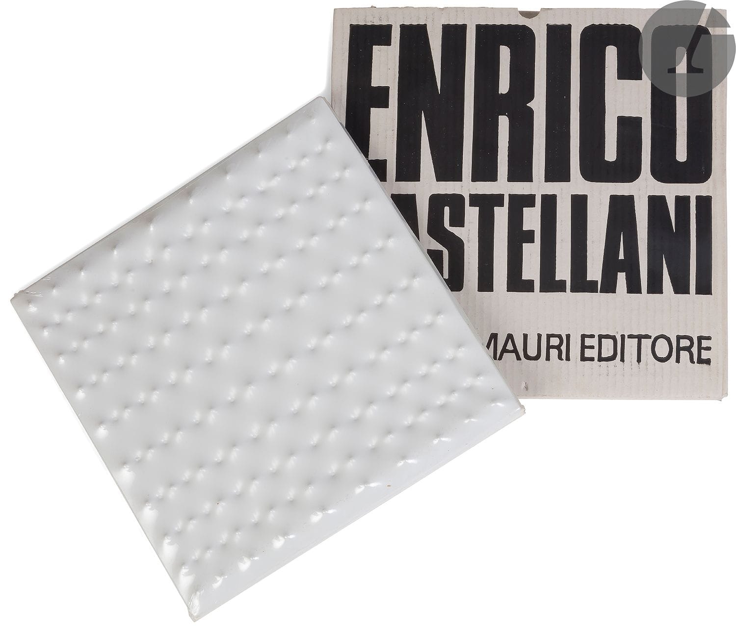 CASTELLANI (Enrico).
Enrico Castellani pittore.
Milan : Achille Mauri editore, 1968. — Brochure in-4 carré, 300 x 300, accompagnée d’une œuvre de même format en plastique thermoformé, dans un emboîtage en carton imprimé de l’éditeur. 

Édition originale de ce livret sur le peintre italien Enrico CASTELLANI (1930-2017), accompagné d’une œuvre l’artiste en plastique thermoformé.

Exemplaire à l’état de neuf pour ce qui est du livret et de l’œuvre qui n’ont jamais été déballés. L’emboîtage est lui aussi très bien conservé, avec cependant quelques salissures.
