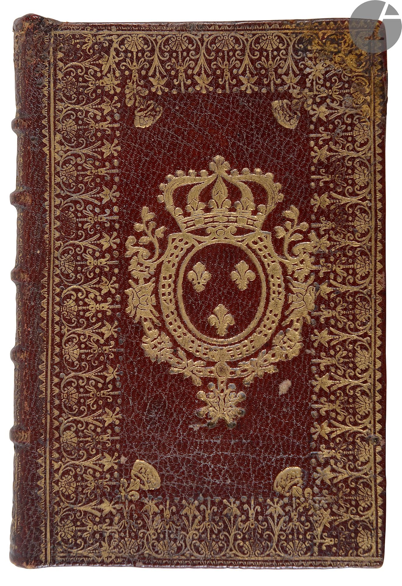 [MILITARIA]. Etat des 33 compagnies qui composent aujourd’hui le régiment des Gardes françoises suivant le rang et l’ancienneté de Mrs les capitaines, officiers et sergents. 
En français, manuscrit sur papier.
France, S.l., 1740.
56 ff., petit in-16. Reliure de l’époque en maroquin rouge large dentelle dorée encadrant les plats avec petits fleurons aux angles, armes au centre, dos à nerfs orné, coupes filetées, orné, tranches dorées, galerie de vers centrale sur toutes les pages, affectant parfois le texte. Exemplaire réglé. 

Exemplaire aux armes royales.

Ce régiment d’infanterie avait été créé par Catherine de Médicis en 1560 pour assurer la garde du roi. Il participa à toutes les guerres menées par les différents monarques. En 1740, il est à Paris depuis quelques années après avoir participé en 1733-1735 à la Guerre de succession de Pologne. 

Ce manuscrit est composé de deux parties. La première retrace l’histoire du régiment, compagnie par compagnie : dates de création, faubourgs de Paris où elles exerçaient, fins de carrière de leurs principaux membres ; par exemple : Morel de la 18e compagnie « Tué à la bataille de Malplaqué 1702 » – Girardin de la 8e compagnie « Cassé pour un combat particulier » – De Bourmont de la 3e compagnie « Permission de vendre a eu 6000# de pension 1563 ». La deuxième partie est un état du régiment à la date de 1740 : le détail des dates de réception et le montant des gratifications des officiers en poste à cette date par ordre chronologique de réception – la liste des compagnies prêtes à marcher en campagne et celle des compagnies qui restent – décompte d’une compagnie aux gardes de 110 hommes – nom avec leurs appointements et les gratifications particulières de tous les membres de l’Etat-Major (le colonel du régiment est alors le duc de Gramont).
Intéressant manuscrit sur l’état du régiment des gardes françaises juste avant qu’il ne participe en 1741 à la Guerre de Succession d’Autriche.