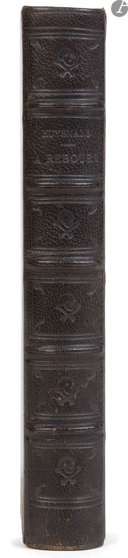 
HUYSMANS (Joris-Karl).



À rebours.



Paris : G. Charpentier et Cie, 1884. — In-18, 175 x 109 : (2 ff.), 294 pp. Demi-chagrin noir, dos à nerfs orné de têtes de mort entourées de larmes à froid, tranches marbrées (reliure de l’époque).





Édition originale de ce chef-d’œuvre de Huysmans, qui marque la rupture de l’auteur avec le naturalisme. Il était vu par les contemporains comme un véritable bréviaire de la décadence.





Exemplaire dans une reliure de choix de l’époque, arborant au dos un décor aux attributs funèbres à froid.





Rousseurs éparses. Feuillets des pages 3 à 12 en partie déreliés. Deux déchirures réparées au scotch à l’intérieur.

