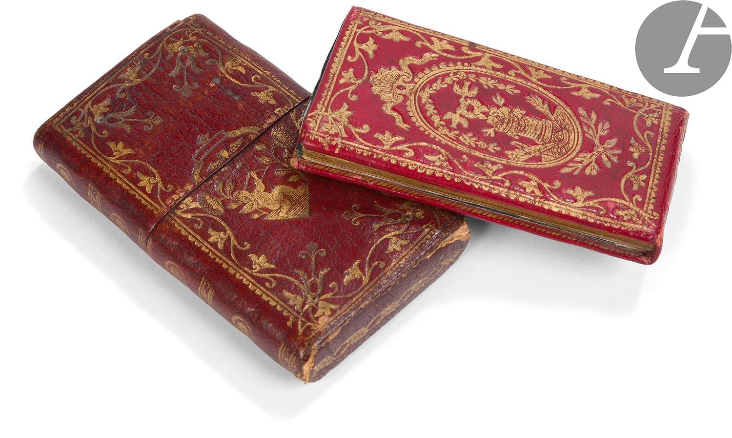 [ALMANACH].
[Recueil d’airs à chanter].
S.l., 1783. — In-32 oblong, 35 x 69 : (19 ff.). Maroquin rouge, plats ornés d’un médaillon central représentant un temple d’amour surmonté de deux cœurs enflammés avec deux colombes les couronnant, à l’intérieur d’un cadre de feuillages et filets dorés, dos lisse orné, tranches dorées, emboîtage à coulisse en maroquin rouge orné sur les plats d’un cadre identique à celui de la reliure et au centre d’un motif doré représentant un amour tirant une flèche sur un cœur ailé (reliure et étui de l’époque).

Petit et plaisant almanach, ou calendrier de poche, proposant 12 airs à chanter imprimés et un calendrier pour 1783 entièrement gravé, chaque mois comprenant une vignette représentant les dits airs. Ces derniers sont respectivement titrés : Le Portugais jaloux, La Jeune grecque, Le Russe soumis, L’Espagnole constante, Le Chevalier françois, La Nouvelle Héloïse, Le Moderne romain, La Belle allemande, Le Gaillard lapon, La Suédoise rusée, Le Sarmante amoureux et L’Angloise exigeante.

Exemplaire dans une plaisante reliure galante, complet de son étui d’origine.

Quelques légères usures à l’étui. Gardes blanches renouvelées, dos décollé de la reliure. Perforation à un feuillet du calendrier (Novembre-Décembre), avec petite atteinte au texte.