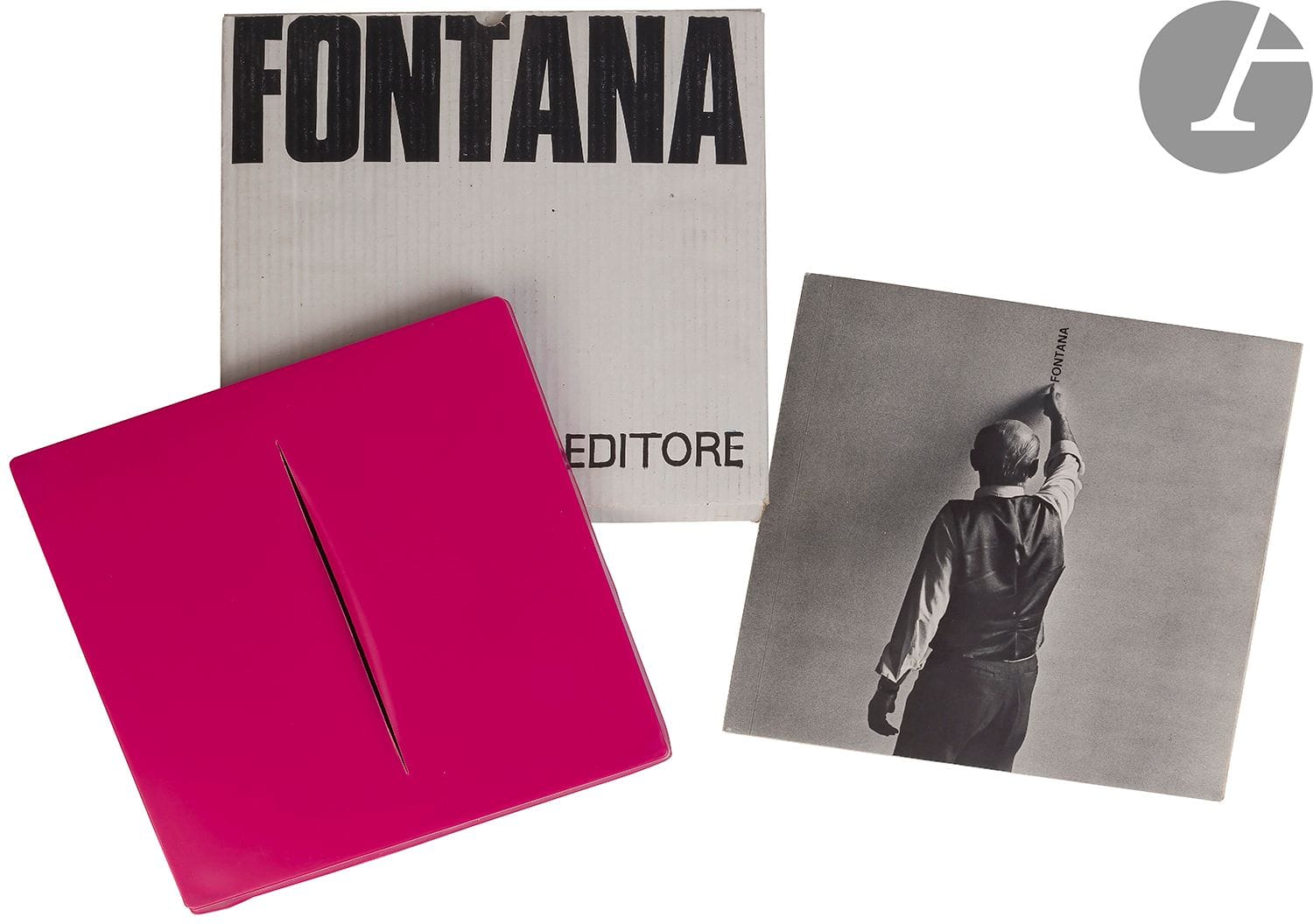 [FONTANA (Lucio)].
Lucio Fontana.
Milan : Achille Mauri, 1968. — Brochure in-4 carré, 298 x 299, accompagnée d’une œuvre de même format dans un emboîtage en carton imprimé de l’éditeur. 

Édition originale de ce bel ouvrage consacré au peintre et sculpteur argentin Lucio FONTANA (1899-1968), illustré de nombreuses photographies de l’artiste et de ses œuvres par Ugo Mulas, et comprenant 2 poésies de Nanni Balestrini ainsi qu’une courte biographie de l’artiste en italien, anglais, allemand et français.

L’ouvrage est accompagné d’un multiple de Fontana au format du livre en plastique thermoformé framboise.

Exemplaire très bien conservé malgré des salissures à l’emboîtage.