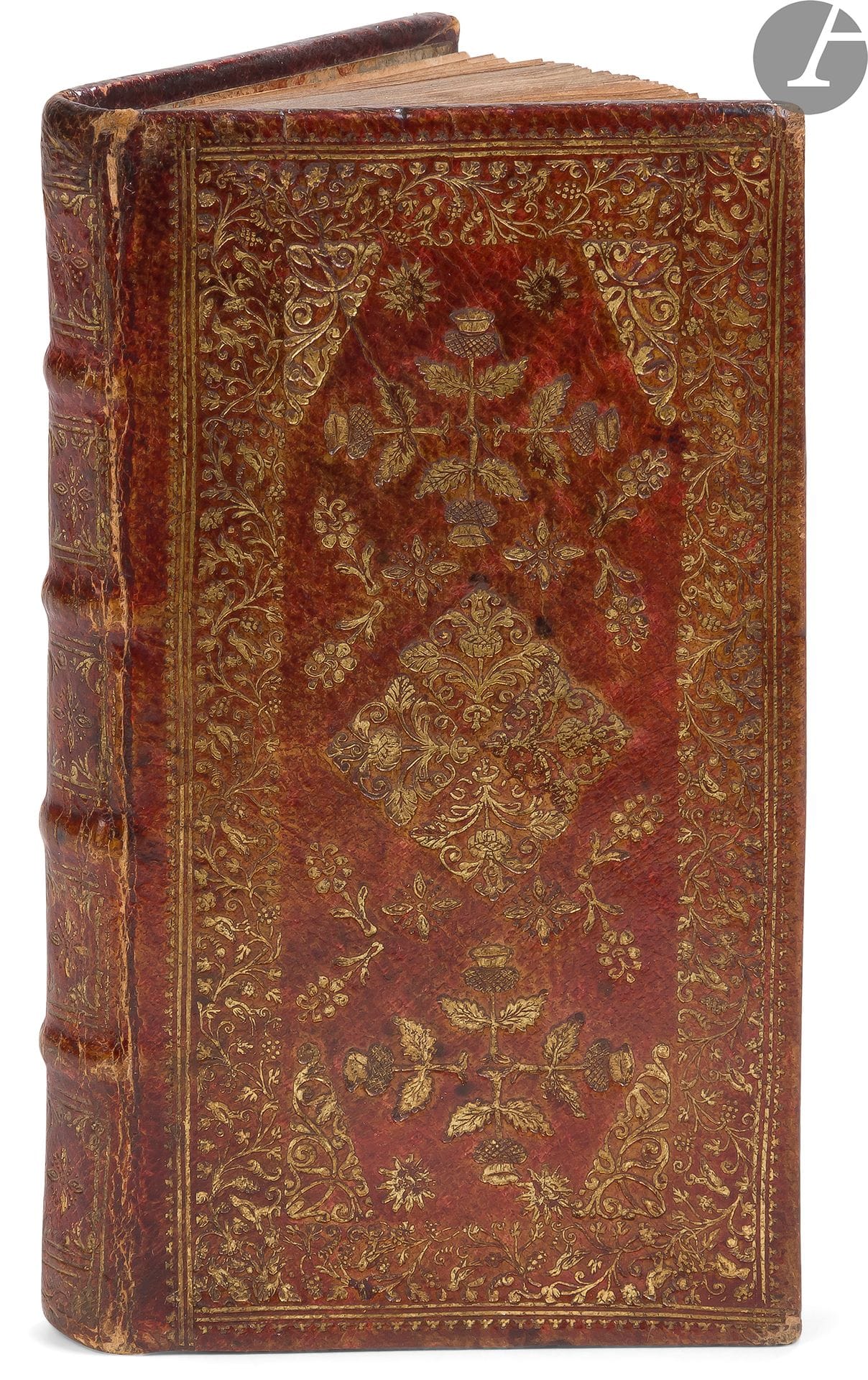 ANTOINE I (Roi du Portugal).
Les Pseaumes de D. Antoine roy de Portugal. Avec une dissertation préliminaire sur le vous & le tu en parlant à Dieu.
La Haye : Abraham Troyel, 1691. — In-12, (12 ff.), 99 pp. Maroquin rouge, plats ornés d’un encadrement composé de filets dorés et d’une large roulette à motifs de pampres et d’oiseaux, motif de volutes dorées aux angles, composition centrale faite d’une répétition de fers de fleurs et de chardons disposés en croix symétriquement, associés à des soleils aux extrémités et d’autres motifs de fleurs entre deux, dos à nerfs orné (reliure de l’époque).

Nouvelle édition de la traduction faite par Du Ryer des 7 psaumes d’Antoine I roi du Portugal (1531-1595), dédiée à Adrien baron de Gent.

Elle fut publiée par Jean Rou (1638-1711), homme de lettres et secrétaire-interprète des États-Généraux de Hollande, qui pour l’occasion ajouta une Dissertation sur le vous et le tu en parlant de Dieu qui paraît ici pour la première fois.

Cette traduction de Du Ryer était fort répandue à l’époque et était destinée à l’usage des protestants.

Très bel exemplaire dans une riche reliure décorée de l’époque.
Quelques minimes frottements d’usage, or noirci par endroits, sans gravité. Rousseurs éparses. On trouve cette note moderne sur la troisième garde blanche : « sorte d’examen de conscience ou plutôt de confession qui nous paraît une satyre virulente ».