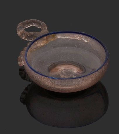 
AUVERGNE VERRERIE DE LA MARGERIDE - XVIIIe SIÈCLE



Tasse à vin en verre terminée par un filet bleu et anse serpent.



Diamètre : 9 cm - longueur avec l’anneau : 13,3 cm



Etat : recollée