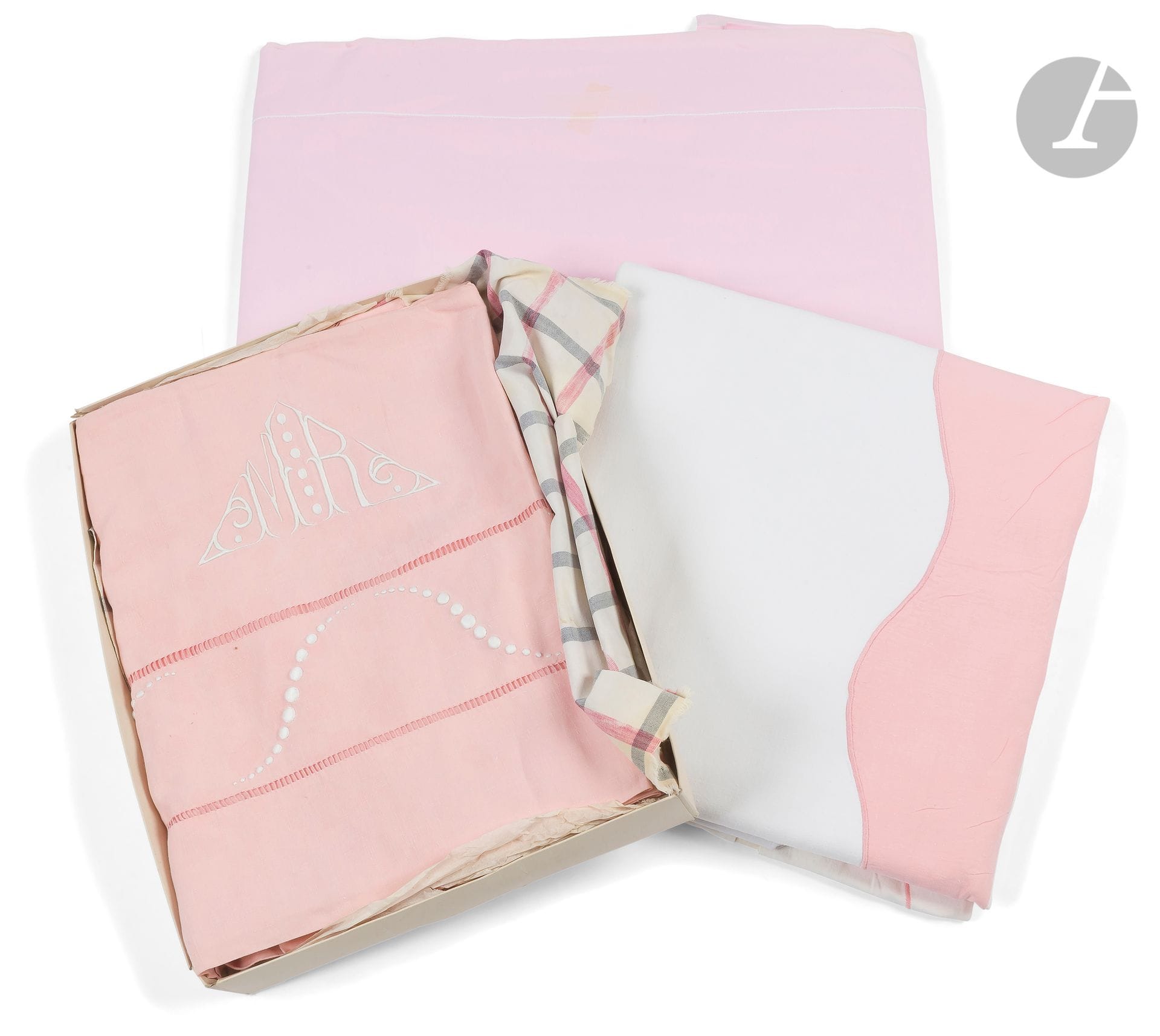 Lot de 5 pièces : 2 draps en coton rose et leur taie assortie, 1 drap rose et sa taie, 1 drap rose et blanc et ses deux taies assorties, et 1 parure en fil rose brodé blanc, l : 2 m 20, 2 taies assorties.