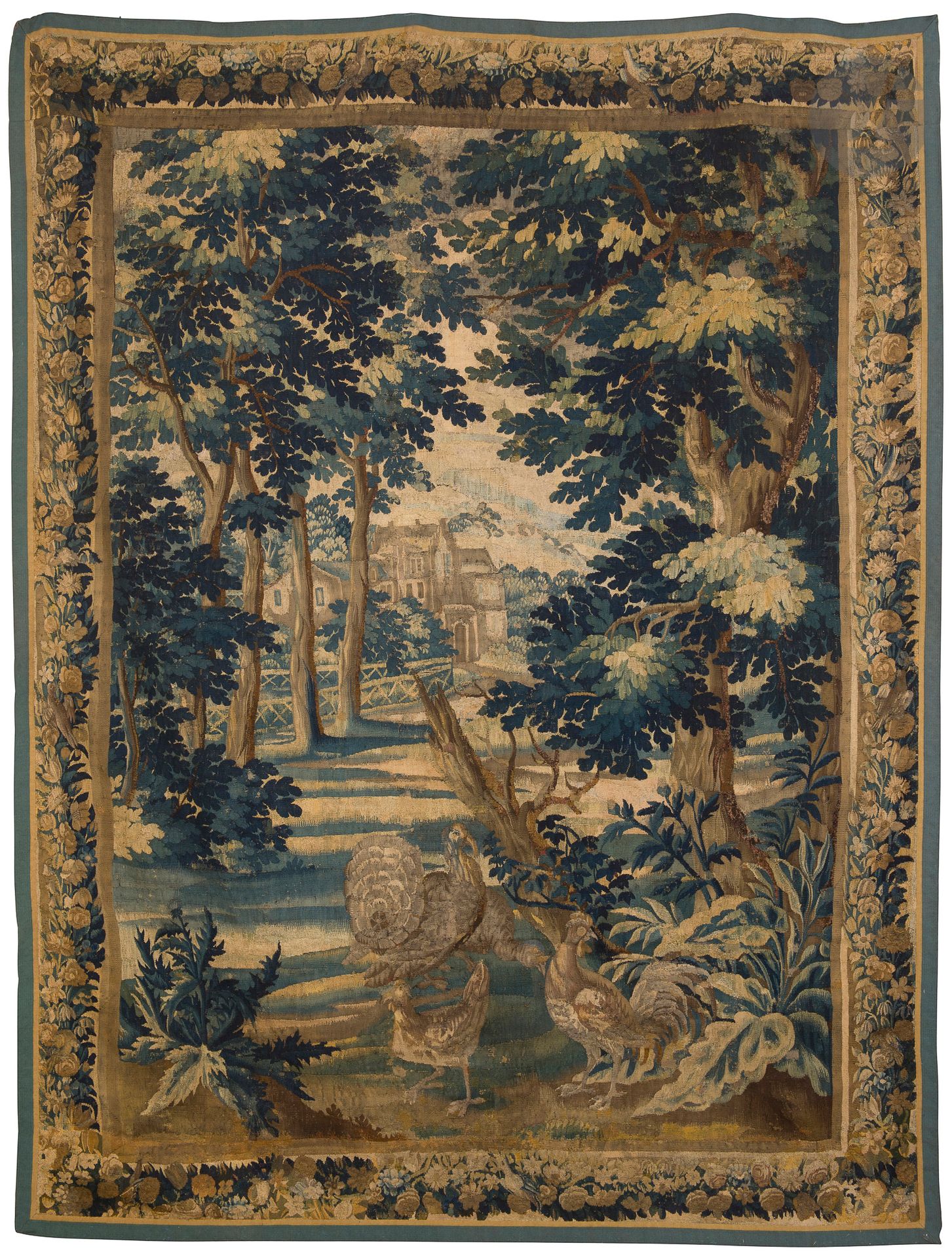 Tapisserie du Nord de la France du XVIIIe siècle à décor de trois gallinacés dans un sous-bois sur un fond de château, bordure à guirlande de fleurs, repliée dans le haut.
Galon rapporté tout autour, doublée, anciennes restaurations.
185 x 247 cm