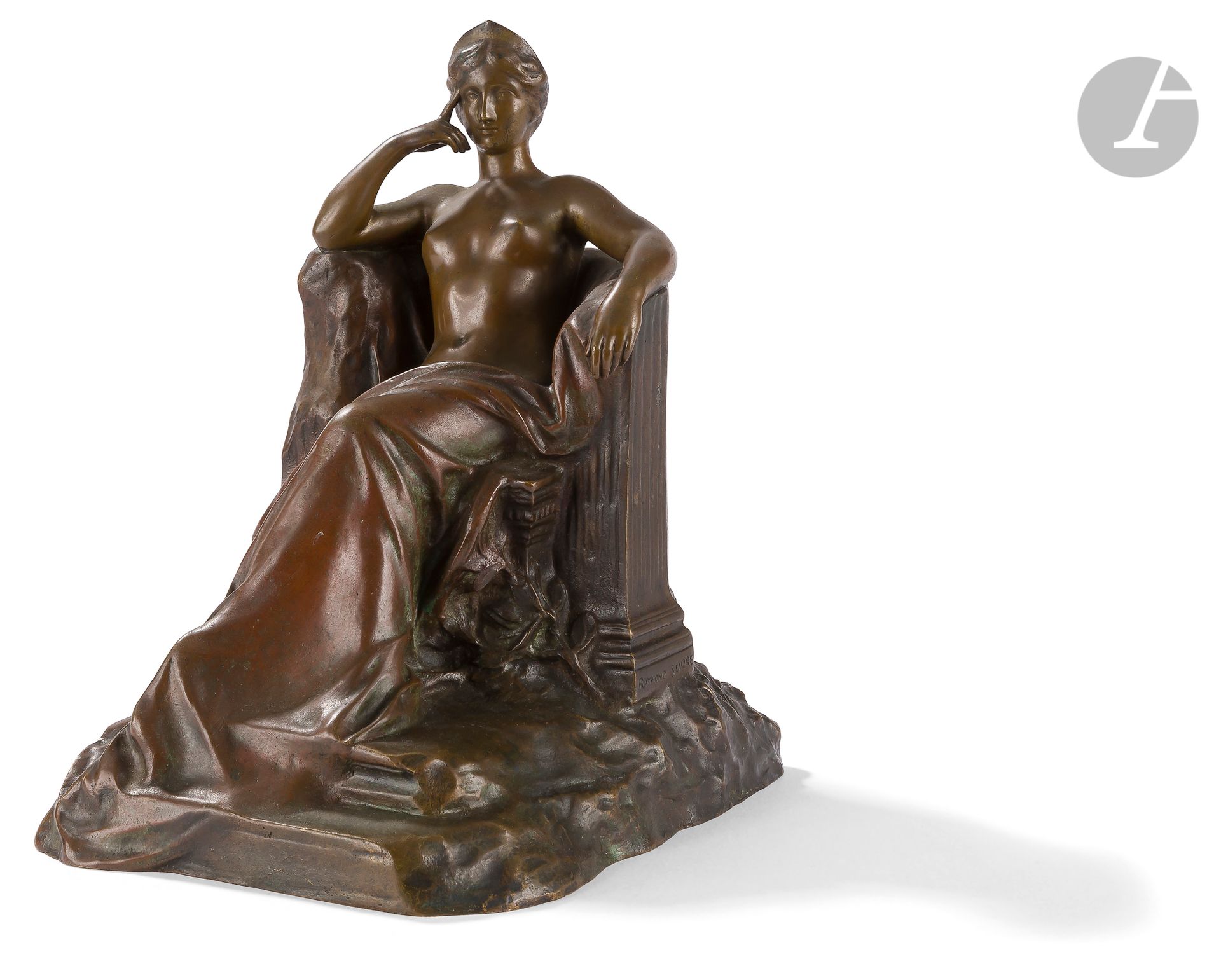 Raymond Sudre (1870 - 1962)
Héléna, cité roussillonnaise rêve à son antique splendeur
Bronze à double patine brun clair et ocre rouge.
Signé « Raymond Sudre » sur le côté du fauteuil.
Porte la marque du fondeur « SIOT PARIS » et le n° 628 / E à l’arrière.
Dim. : 21 x 15,5 x 17 cm

Œuvres en rapport :
- Raymond Sudre, Héléna, cité roussillonnaise, rêve à son antique splendeur, 1902, Plâtre patiné, 200 x 129 x 167 cm, signé Raymond Sudre et daté 1902, acheté au salon de la Société des artistes français à Paris en 1902, n° cat. 2869, Central national des arts plastiques, en dépôt au musée Hyacinthe Rogaud de Perpignan, n° inv. FNAC 1141 
- Raymond Sudre, Héléna, cité roussillonnaise, rêve à son antique splendeur, 1902, marbre, H. 192 cm, Carcassonne, Jardin André-Chenier
 Né à Perpignan et fils de marbrier, Raymond Sudre se forme aux Beaux-Arts de Paris, dans les ateliers d’Alexandre Falguière puis d’Antonin Mercié. Second Grand Prix de Rome en 1900, il connait véritablement le succès au Salon des artistes français de 1902 avec Helena, cité roussillonnaise rêve à son antique splendeur. Il reçoit le prix Desprez pour cette œuvre ainsi qu’une bourse de voyage lui permettant d’arpenter l’Europe, de l’Espagne aux Pays-Bas pour parfaire son style et sa formation. L’Etat lui commande en 1905 une version en marbre de cette Hélène. L’œuvre sera finalement installée dans le Jardin des Plantes de Carcassonne en 1907. 
Le modèle de notre bronze était pourtant destiné à la ville d’Elne, Elna en catalan, proche de Perpignan. Sudre s’inspire tout à la fois du nom de cette ville et de la figure féminine à laquelle elle est associée depuis le IVe siècle lorsque l’empereur Constantin y fait construire un caestrum auquel il donne le nom de sa mère, Hélène. 
Le marbre de Sudre n’intègrera finalement jamais cette ville. L’œuvre fait en effet scandale. Le sculpteur n’a pas représenté l’allégorie que la ville d’Elne attendait. Il crée une femme à la pose 