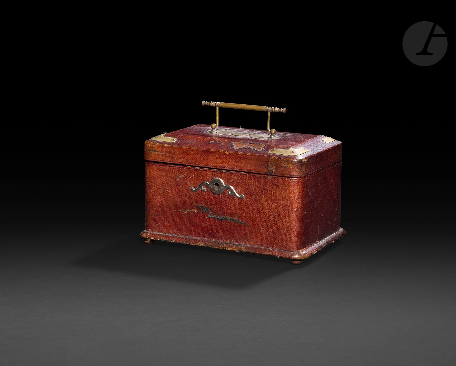Coffret à Bijoux. Mouvement à musique REUGE. 
Coffret ancien en basane rouge en état d’usage dont l’intérieur est capitonné de soie assortie. Mouvement de musique remplacé par une musique Reuge, qui ne correspond pas à l’étiquette. 
H : 120 mm, L : 170 mm, P : 115 mm