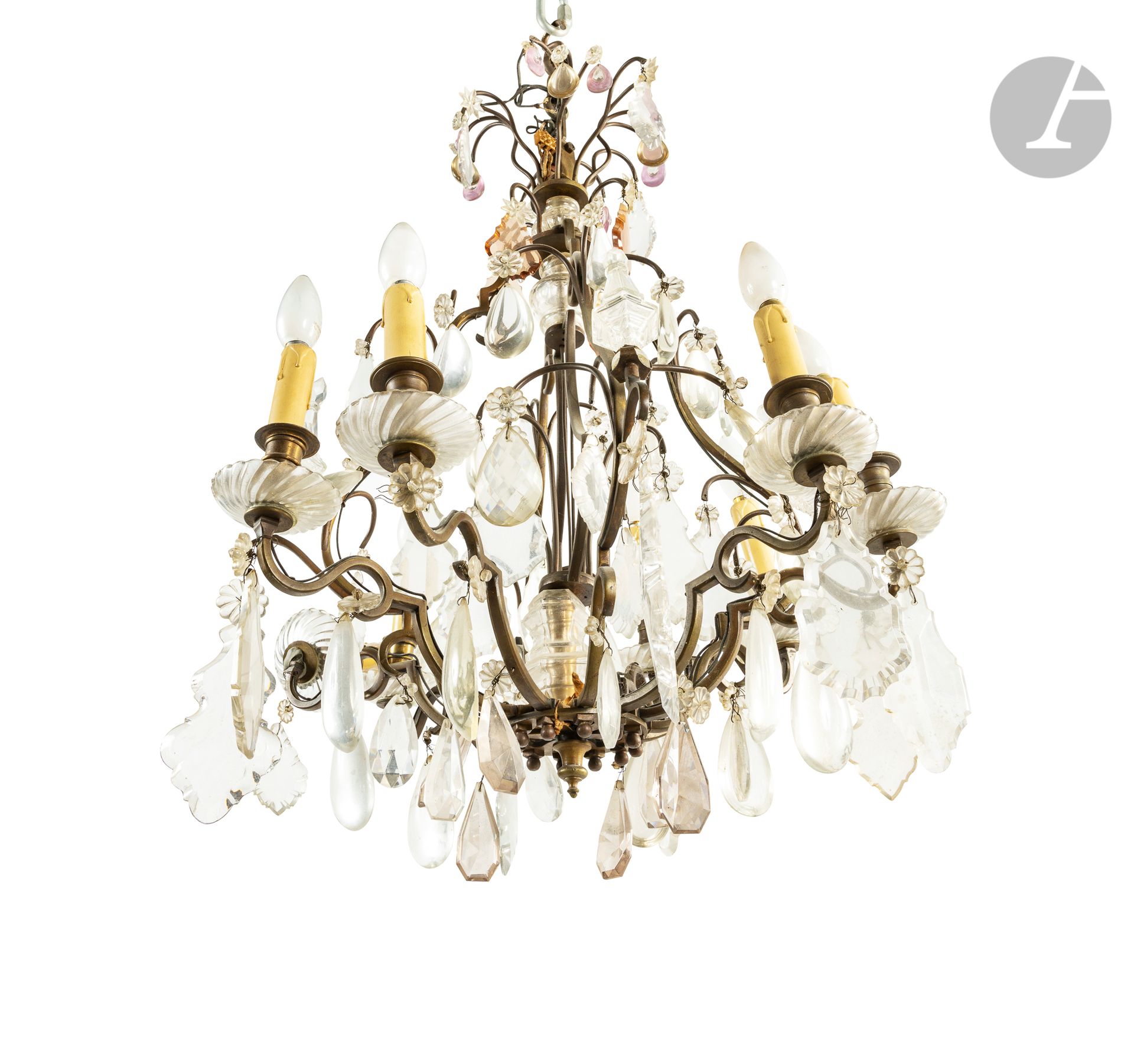 Lustre en bronze et verre taillé et teinté à huit lumières et décor de pendeloques ; (percé pour l’électricité).
Style Louis XV, XIXe siècle.
H : 74 cm, L : 55 cm