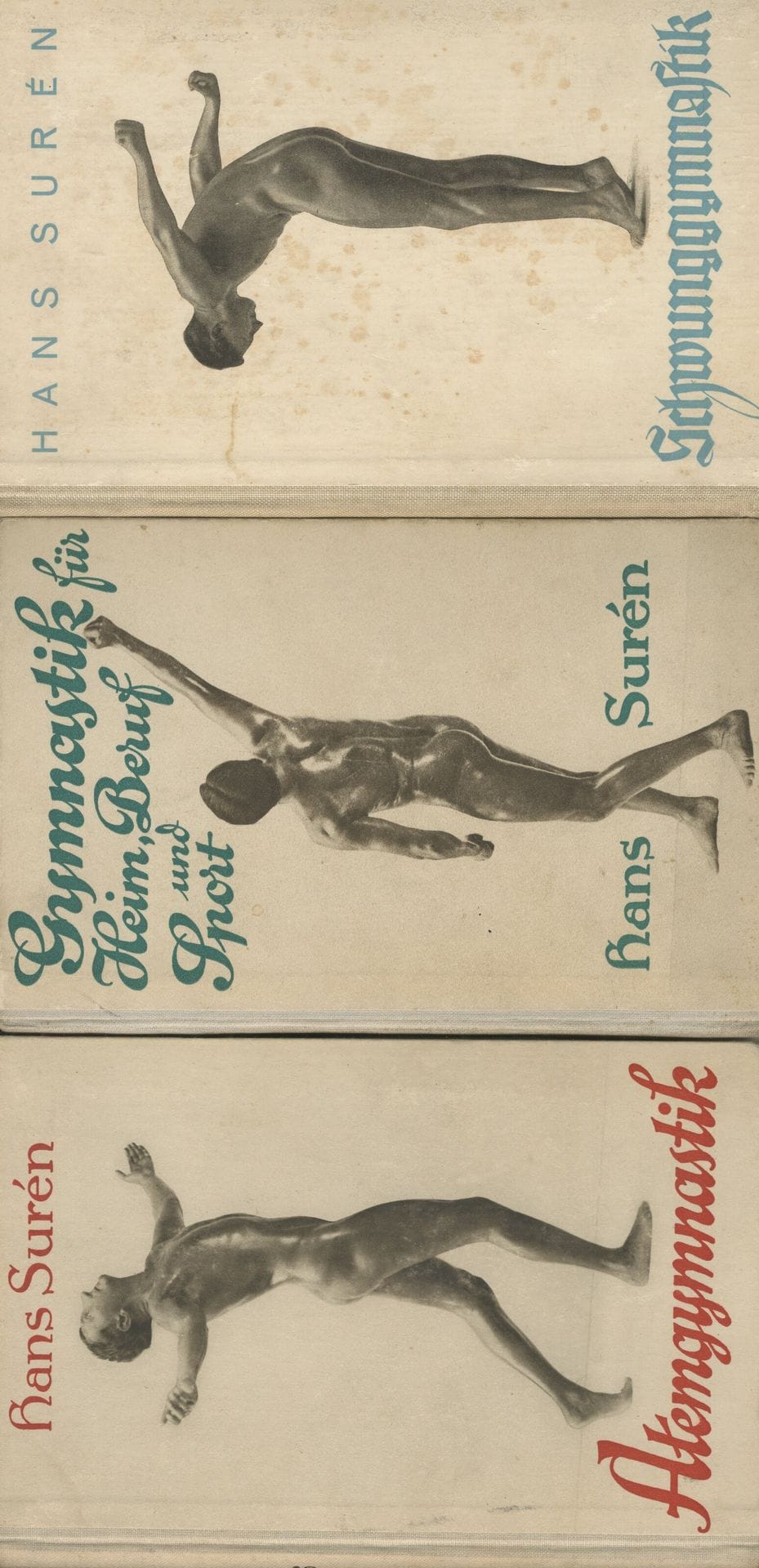 SUREN, HANS (1885-1972)
Lot de 3 livres.
*SCHWUNGGYMNASTIK
Franckh'sche Verlagshandlung, Stuttgart, 1935.
In-8 (20 x 13 cm). 12ème édition. 200 pages. Nombreuses illustrations in et hors-texte. Couverture cartonnée illustrée (menues rousseurs à la couverture).
*ATEMGYMNASTIK
Dieck & Co, Stuttgart, 1927.
In-8 (20 x 13 cm). 34ème édition. 135 pages. Nombreuses illustrations in et hors-texte. Couverture cartonnée illustrée. Bel état général.
*GYMNASTIK FÜR HEIM, BERUF UND SPORT
Dieck & Co, Stuttgart, 1927.
In-8 (20 x 13 cm). 35ème édition. 253 pages. Nombreuses illustrations in et hors-texte. Couverture cartonnée illustrée. Bien complet en fin d'ouvrage du petit carnet jaune de 32 pages et surtout des 5 petits carnets dépliants intitulés "Lehrtafel" (A à E). 12 pages chacun. Rares car souvent absents de cet ouvrage. Bel état général.