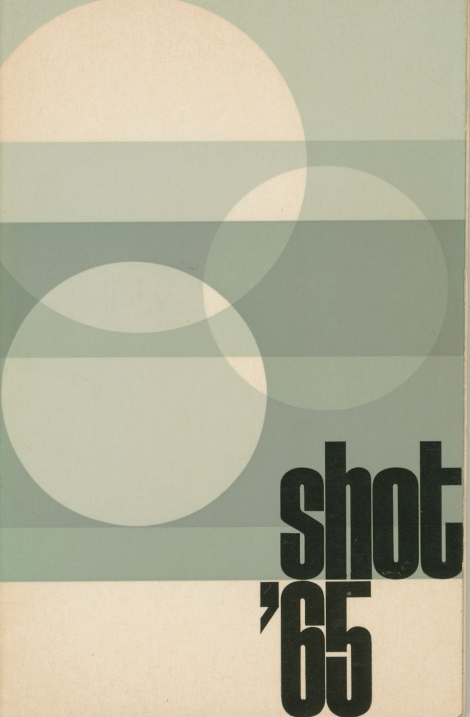 JONKER, HENK (1912-2002)
Shot'65.
Kro-Pocket, 1965.
In-12 (18 x 12 cm). Édition originale, brochée, au format de poche. 96 pages. Texte d’Herman Hofhuizen. Photographies de Henk Jonker, imprimées en héliogravure. Un "livre d'entreprise" à l'occasion du Jubilée du 40ème anniversaire de la Radio catholique Omroep. Couverture souple illustrée.