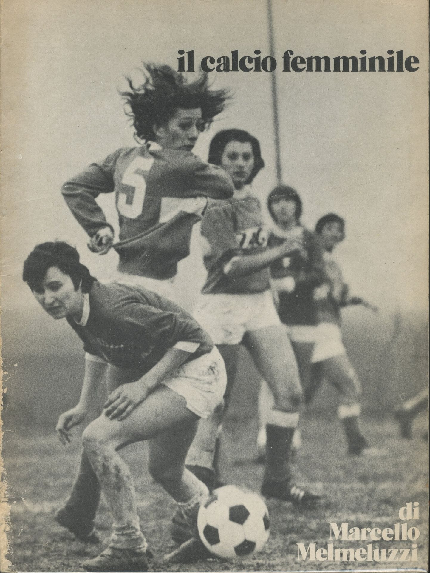MELMELUZZI, MARCELO
Il calcio femminile.
Editphoto, Milano, 1973.
In-4 (30 x 23 cm). Édition originale, brochée. 55 pages. Couverture souple (frottements sur le dos).