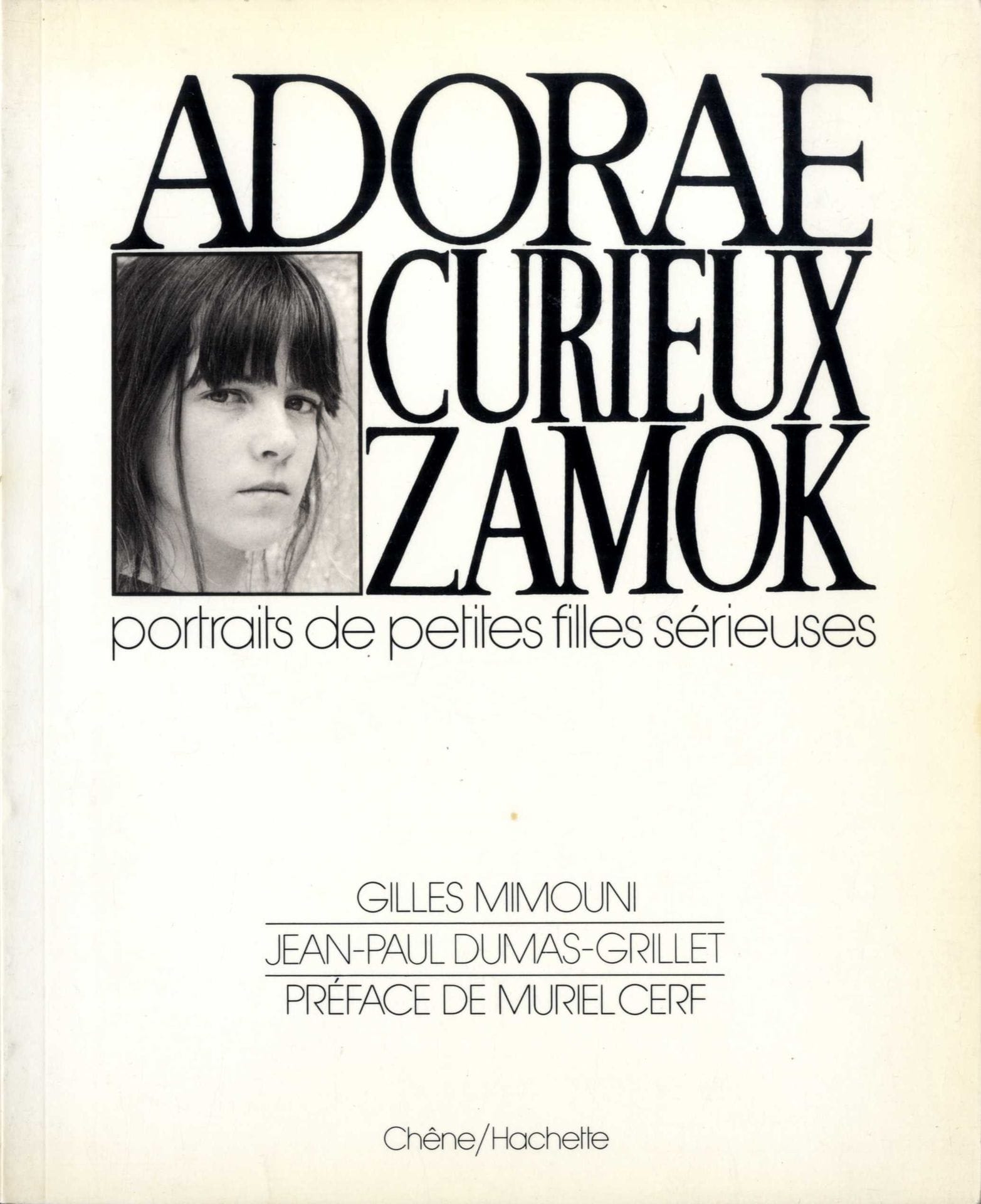 MIMOUNI, GILLES (1956)
DUMAS-GRILLET, JEAN-PAUL (1956)
Adorae Curieux Zamok, portraits de petites filles sérieuses.
Chêne / Hachette, Paris, 1981.
In-4 (22 x 27 cm). Édition originale, 70 p., 50 photographies en noir et blanc pleine page, texte de Muriel Cerf. Couverture cartonnée souple illustrée, dos carré (ex-dono en page de garde).