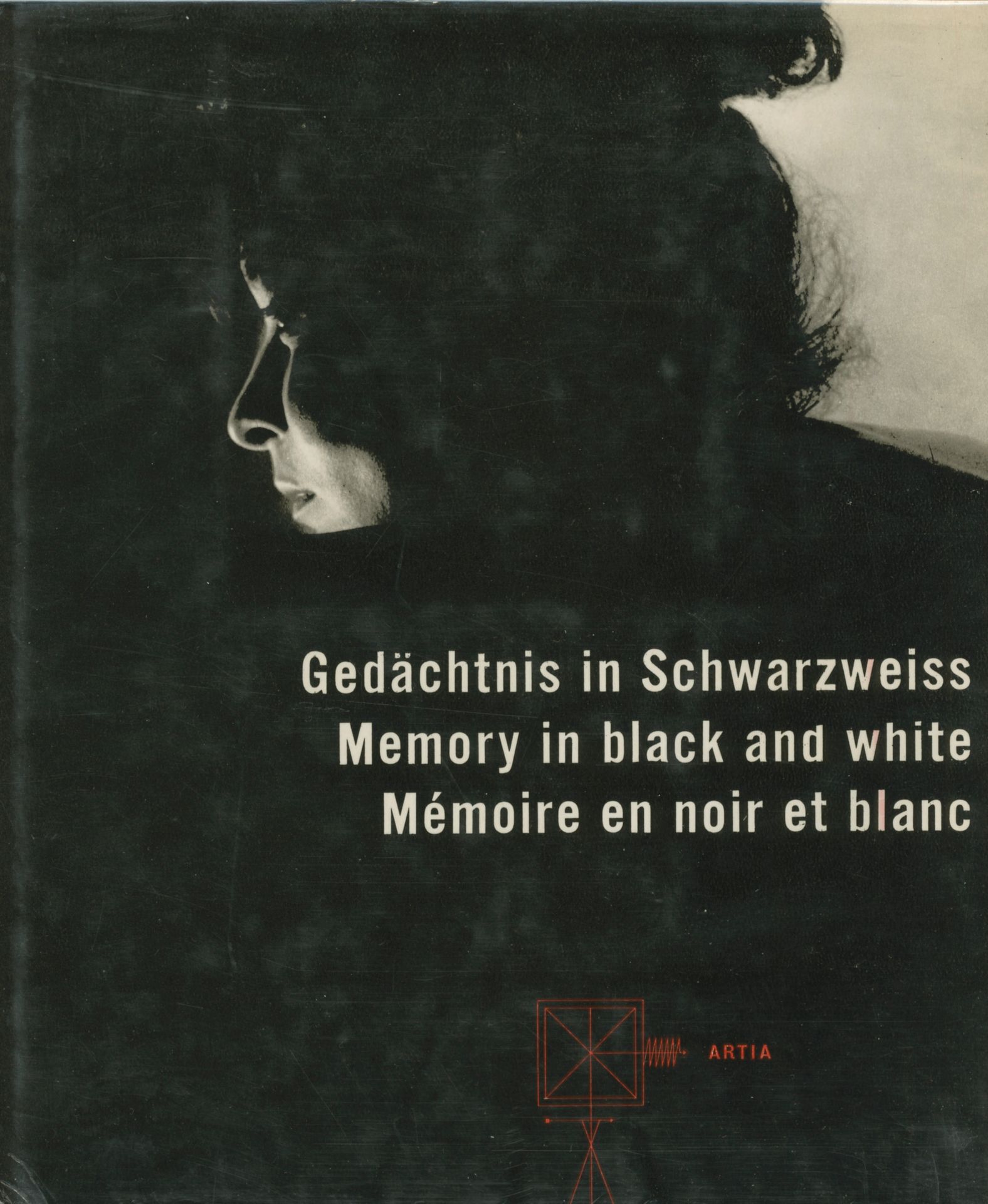 REZAC, JAN (1921-2009)
PROSEK, JOSEF (1923-1992)
Gedächtnis in Schwarzweiss. Memory en black and white. Mémoire en noir et blanc.
Artia, Prague, 1961.
In-4 (27 x 24 cm). Édition originale trilingue. Photographies par Miroslav Hak, Josef Prosek, Jan Lukas, Eva Fukova, Josef Sudek, Vaclav Chochola, Jindrich Brok, Karol Kallay, Tibor Honty, Jaroslav Pacovsky, Karel Ludwig. Très belle impression en héliogravure. Cartonné sous jaquette illustrée.