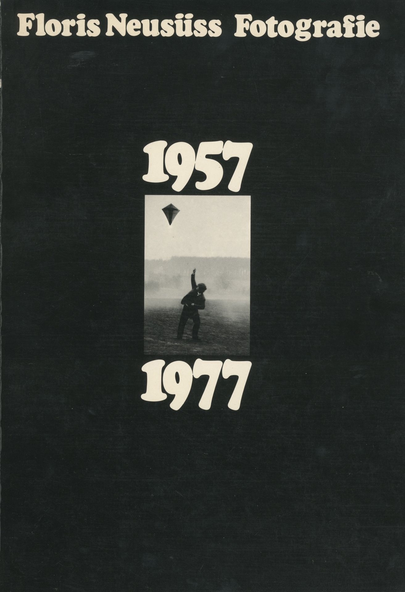 NEUSÜSS, FLORIS (1937)
Floris Neusüss Fotografie 1957 1977.
Floris M.Neusüss, Kassel, 1977.
In-folio (34 x 24 cm). Édition originale, brochée. 84 pages. Couverture souple illustrée.