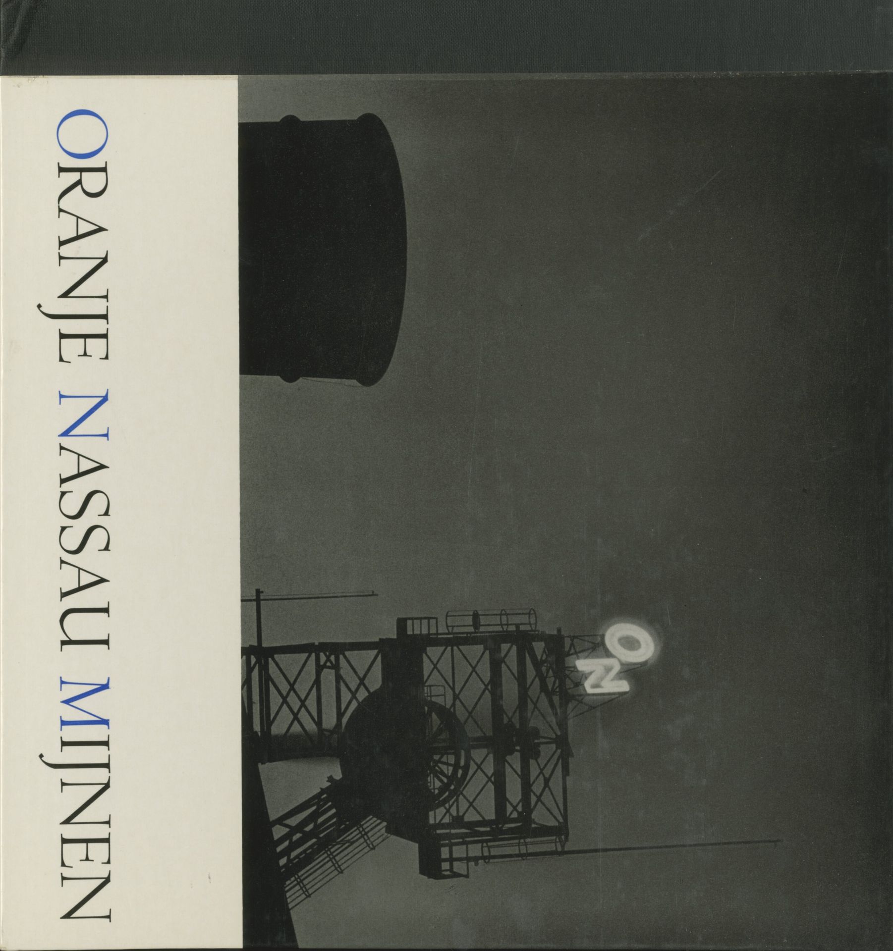 JESSE, NICO (1911-1976)
Oranje Nassau Mijnen.
Maatschappij tot Exploitatie van Limburgsche Steenkolenmijnen, Heerlen, 1953.
In-8 (24,5 x 26,5 cm). Édition originale néerlandaise. 16 pages de texte suivies de 132 pages de photographies en noir et blanc. Cartonnage illustré d'éditeur avec reliure spirale sous emboîtage illustré.