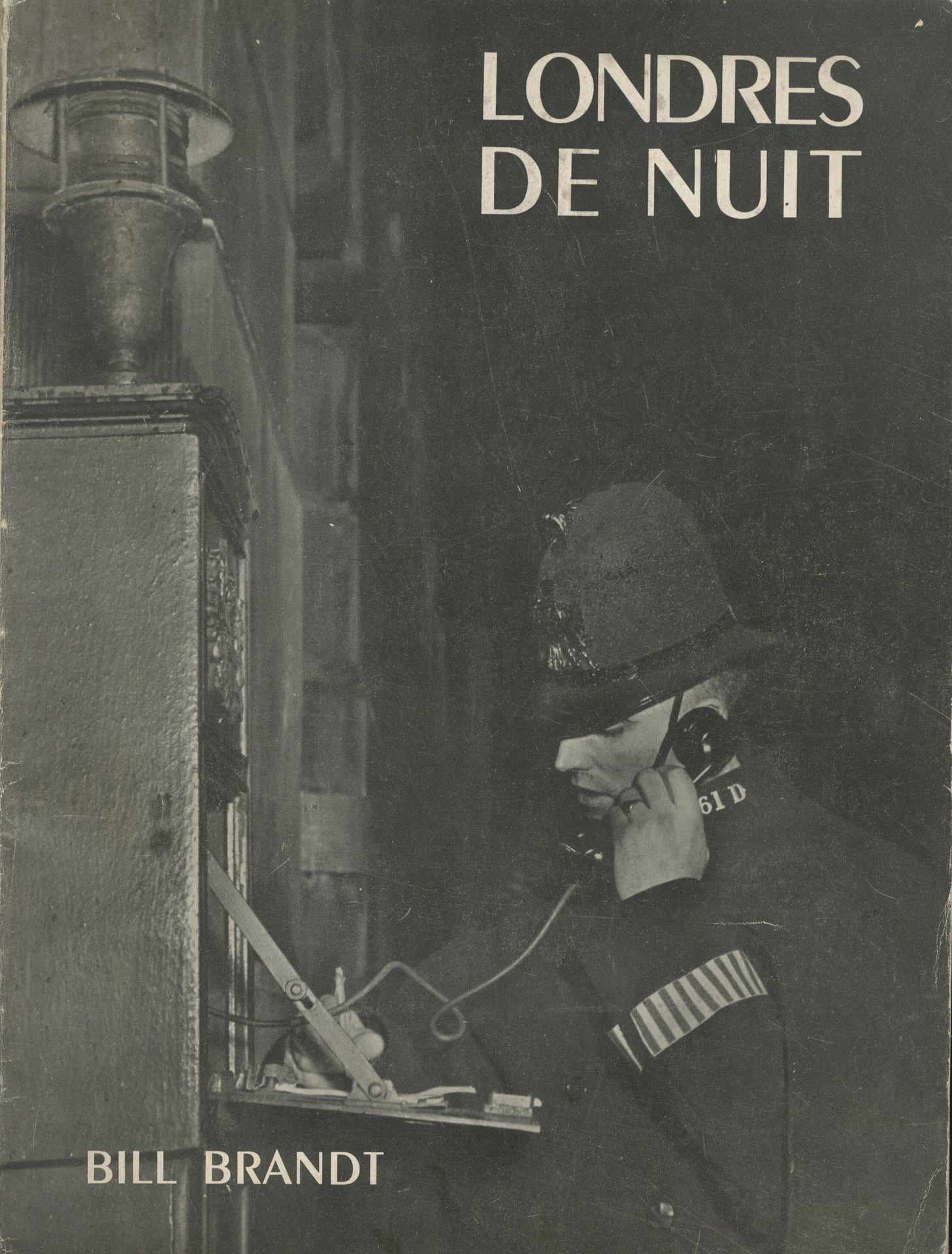 BRANDT, BILL (1904-1983)
Londres de nuit.
Soixante-quatre photographies de Bill Brandt.
Préface par André Lejard.
Arts et Métiers Graphiques, Paris, 1938.
In-8 (25 x 19 cm). Édition originale française, brochée. 64 photographies en noir et blanc imprimées en héliogravure. Couverture souple illustrée. Bel exemplaire, complet et frais (légères usures aux coiffes). 
Ref. Parr & Badger, I, p.138.