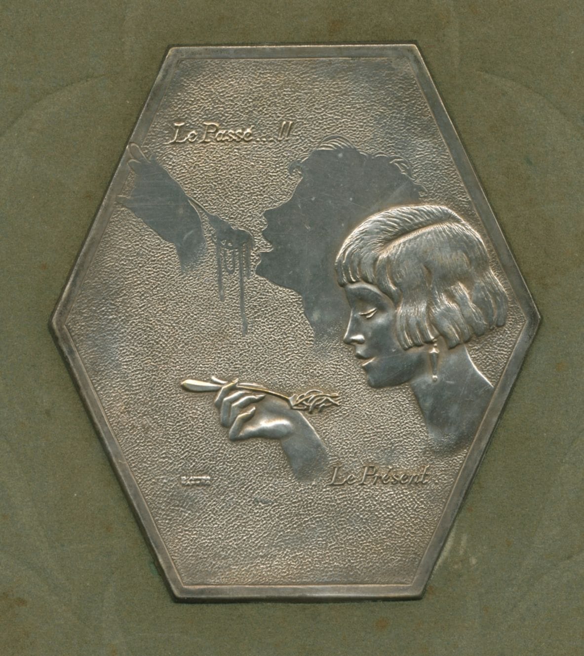 LIVRE D'ENTREPRISE
La Marque Rivoire & Carret - Trois générations de fabricants de pâtes alimentaires.
Carret Frères, Draeger Frères, 1929.
In-4 (31 x 24 cm). Édition originale. Texte de Paul Reboux. Dessins de Decaris. 44 pages. Très belle impression en héliogravure. Intérieur en parfait état. Couverture en feutrine verte, extrêmement tachée, avec un médaillon métallique inséré dans la couverture.