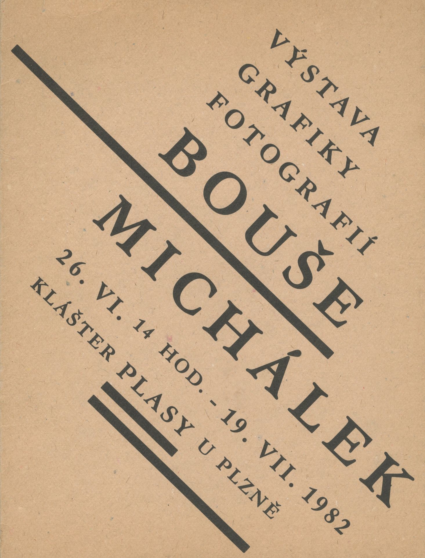 MICHALEK, LADISLAV (1937) [Signed]
KAFKA, FRANZ
Vystava Graficky Fotografii Bouse Michalek 1982 - Franz Kafka.
Catalogue d'exposition sous forme d'un dépliant 3 volets avec à l'intérieur une photographie signée au dos par Ladislav Michalek représentant la tombe de Kafka (format du tirage 18 x 24 cm).