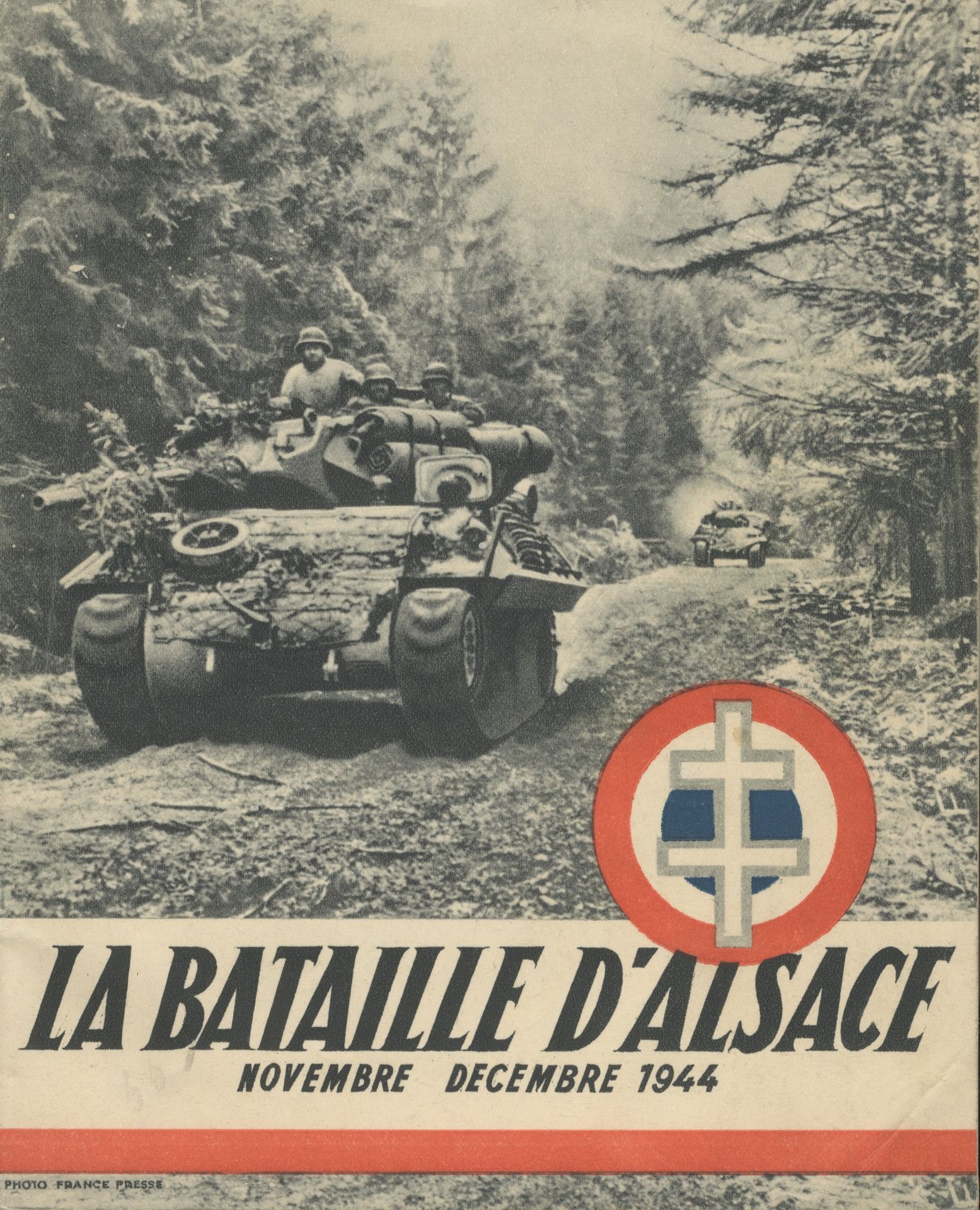 KRULL, GERMAINE (1897-1985)
La Bataille d'Alsace (Novembre-Décembre 1944).
Jacques Haumont, Paris, 1945.
In-16 (19 x 15 cm). Édition originale, brochée. 64 pages. Texte de Roger Vailland. Couverture souple illustrée. Exemplaire très frais, excepté un très léger pli en coin inférieur droit de la couverture. Germaine Krull, pendant la guerre, est correspondant de guerre et photographe accrédité auprès du S.H.A.E.F. A ce titre, elle participera à la Libération de l'Alsace. Il en découlera ce livre atypique dans son œuvre éditoriale.