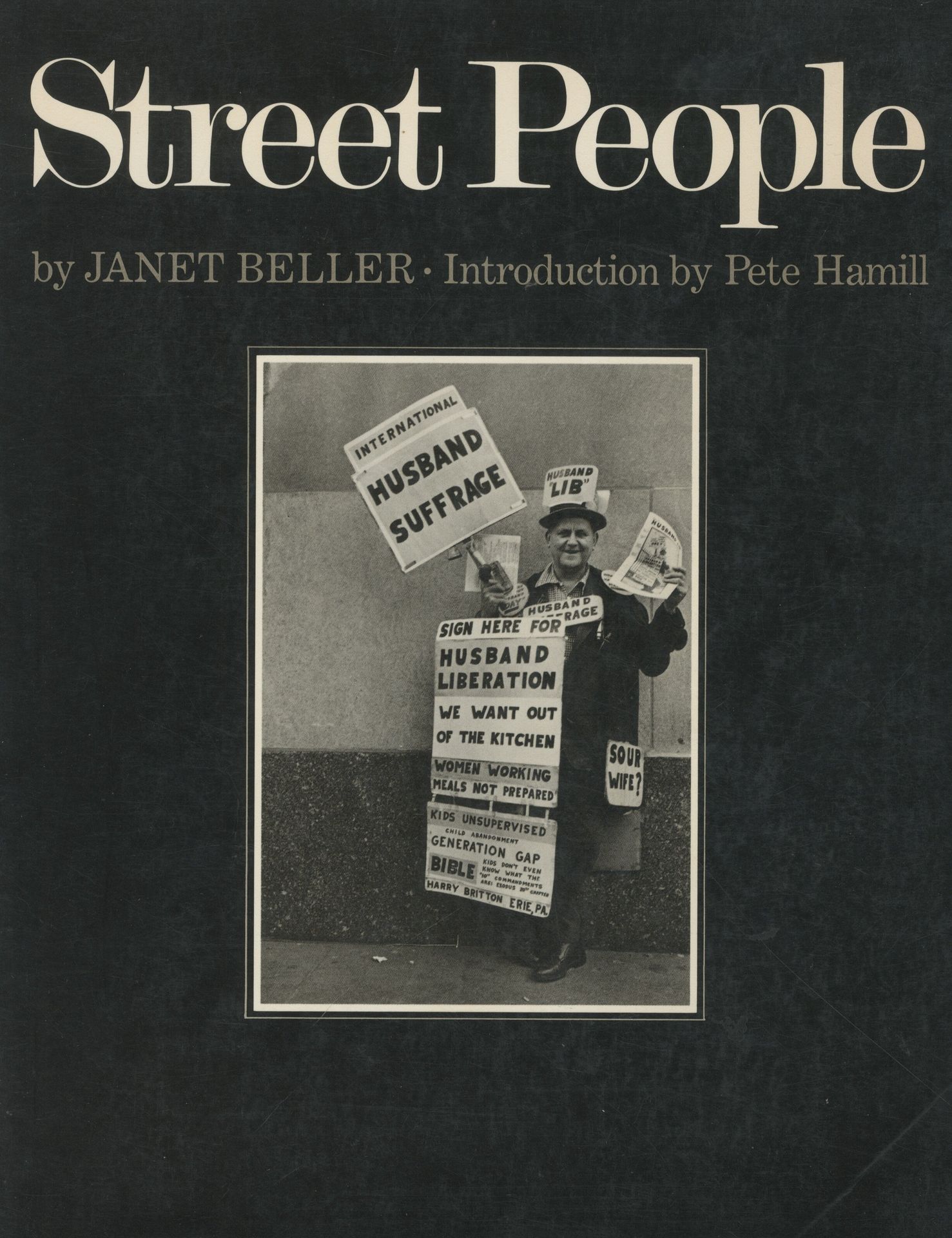 BELLER, JANET [Signed]
Street People.
MacMillan, New York, 1980.
In-4 (27 x 21 cm). Édition originale brochée, signée en page de titre par Janet Beller. Introduction par Pete Hamill. 107 pp. Couverture souple illustrée (une tache d'encre sur le bord d'une dizaine de pages ; une dédicace anonyme en page de garde).