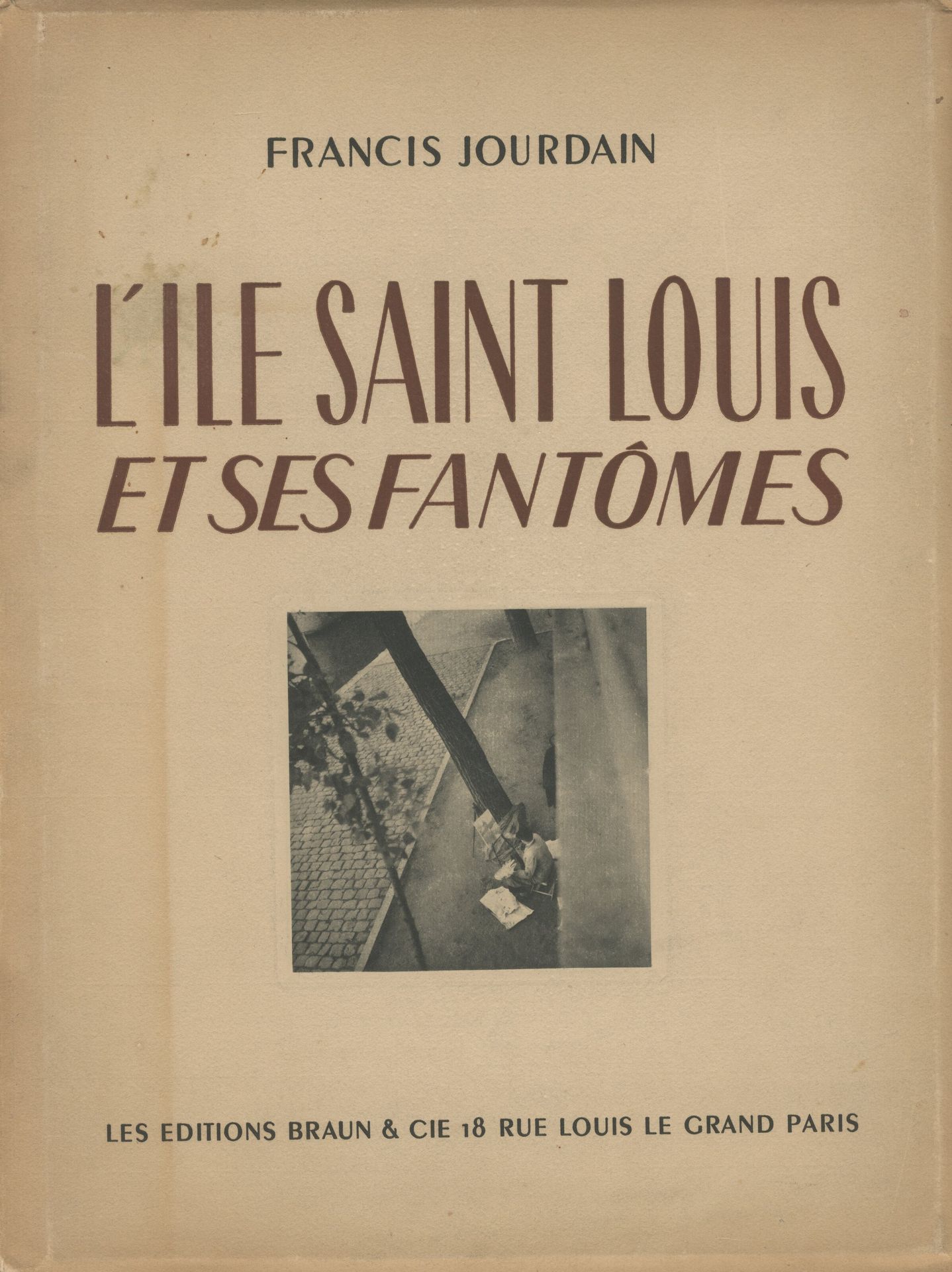 DUVAL, RÉMY (1907-1984)
L'Île Saint Louis et ses fantômes. 
Les Éditions Braun & Cie, Paris, 1946. 
In-folio (37 x 28 cm). Édition originale, tirée à 750 exemplaires numérotés. Exemplaire n°176. Texte de Francis Jourdain. Photographies de Rémy Duval. 20 pp. de texte, suivies de 15 photographies reproduites en héliogravure, encrées à la main à l'unité. Cartonnage rigide sous jaquette illustrée rempliée. Intérieur du livre en parfait état ; couverture légèrement brunie.
Rémy Duval a été l'assistant de Laure Albin-Guillot.