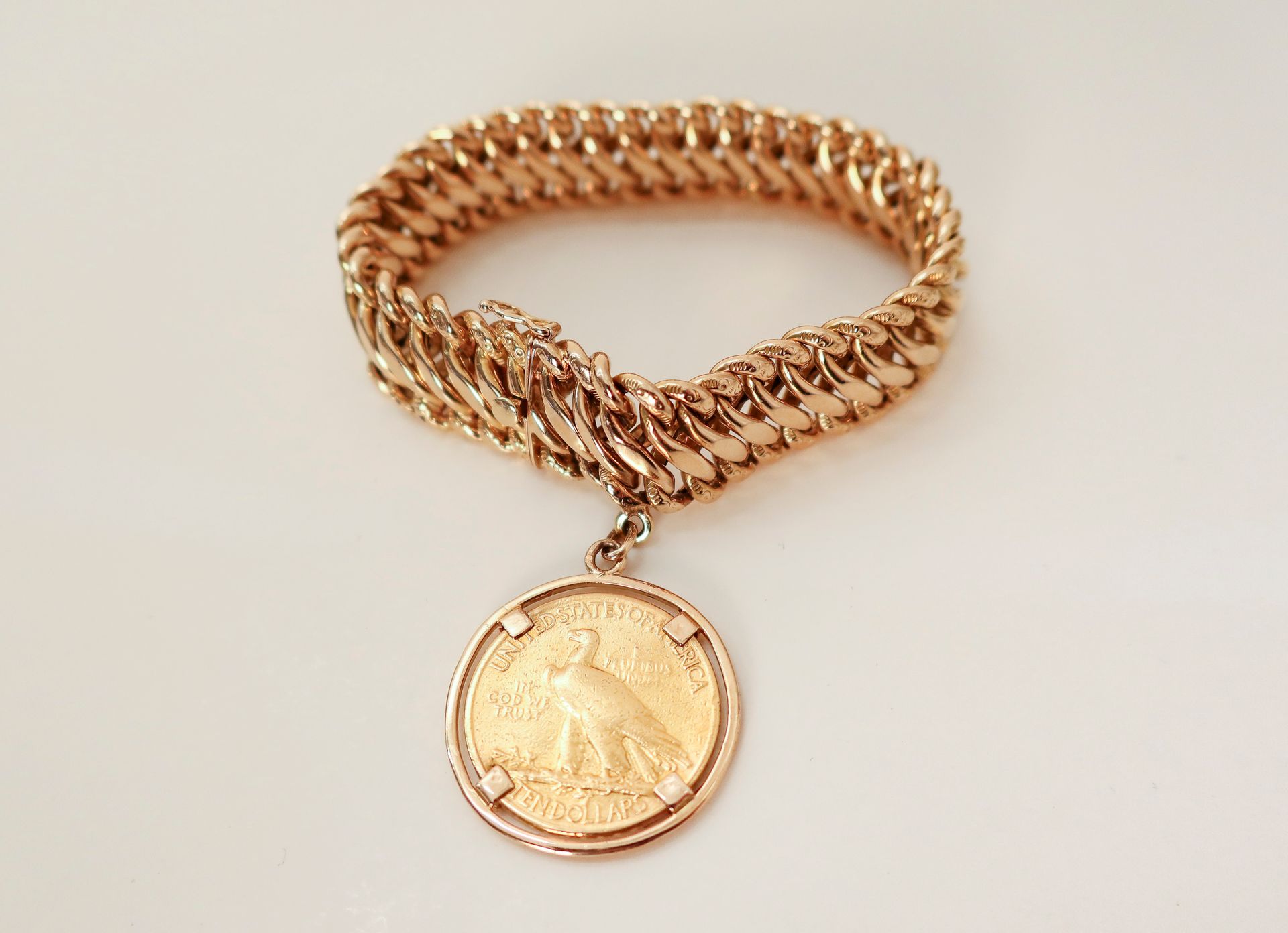 
Gourmette en or (18K) retenant en pampille une pièce en or (22K)de 10 Dollars 1913 Indian Head.

Poids : 76,4 g
