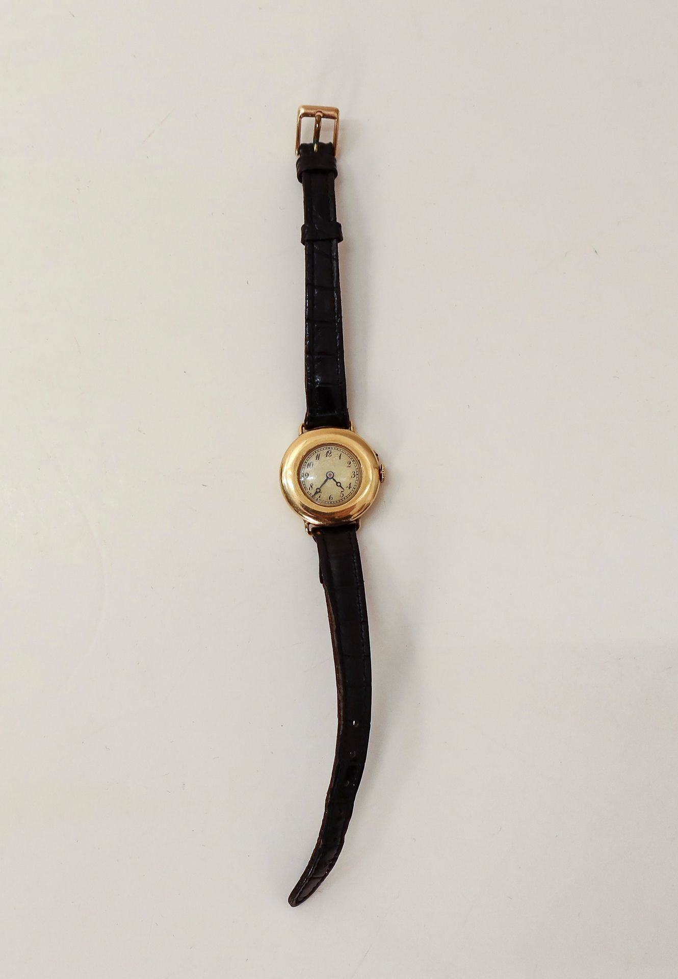 
Montre bracelet de dame en or (18K), bracelet cuir.

Poids brut : 17,5 g
