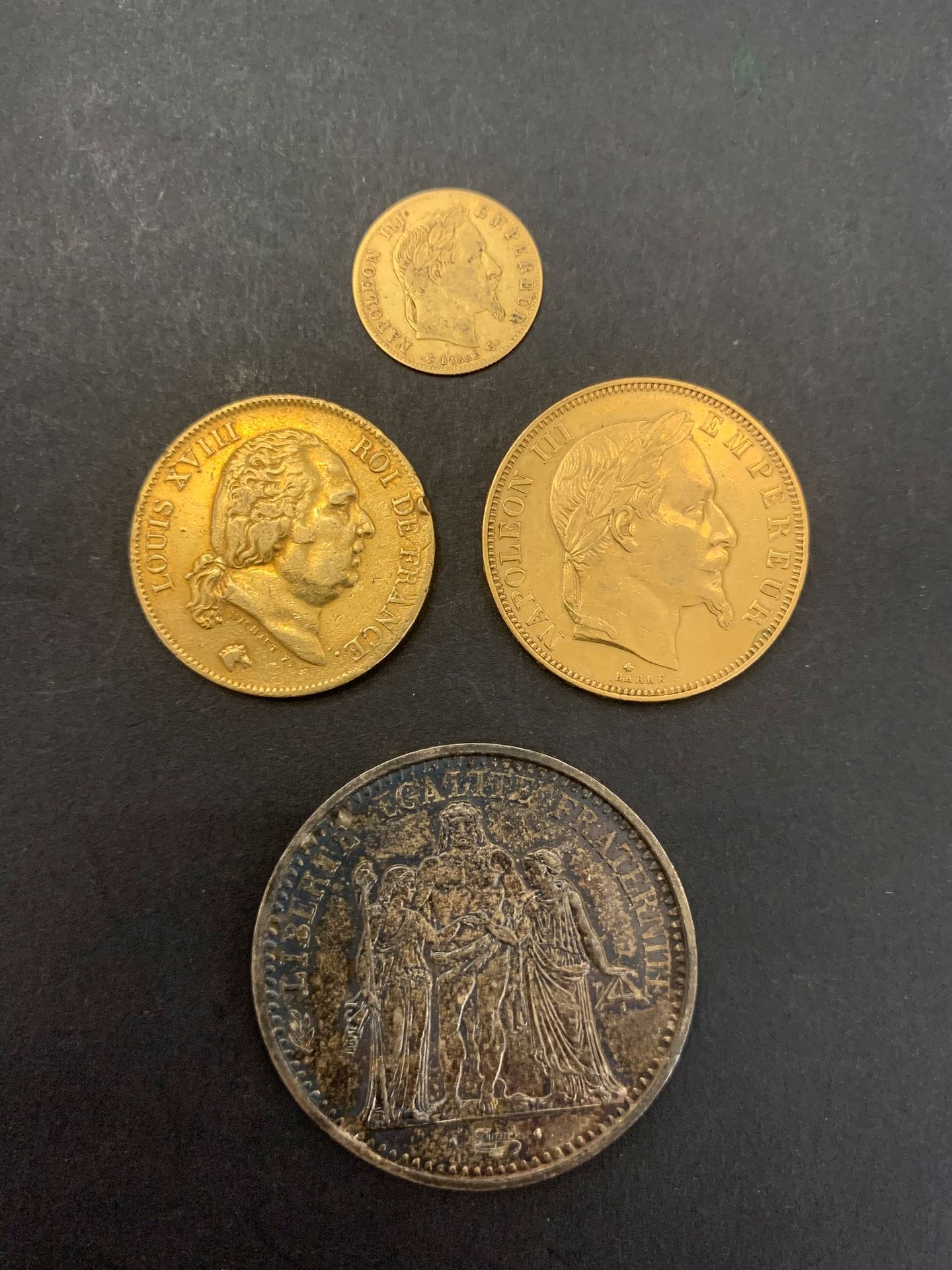 
Lot de 3 pièces françaises en or:

- 1 pièce de 40 Francs en or.Type Louis XVIII. 1818 W 

- 1 pièce de 50 Francs en or. Type Napoléon III Lauré. 1862 A 

- 1 pièce de 5 Francs en or. Type Napoléon III Lauré. 1866 BB 

On joint 1 pièce de 10 Francs en argent. Type Semeuse. 1967

