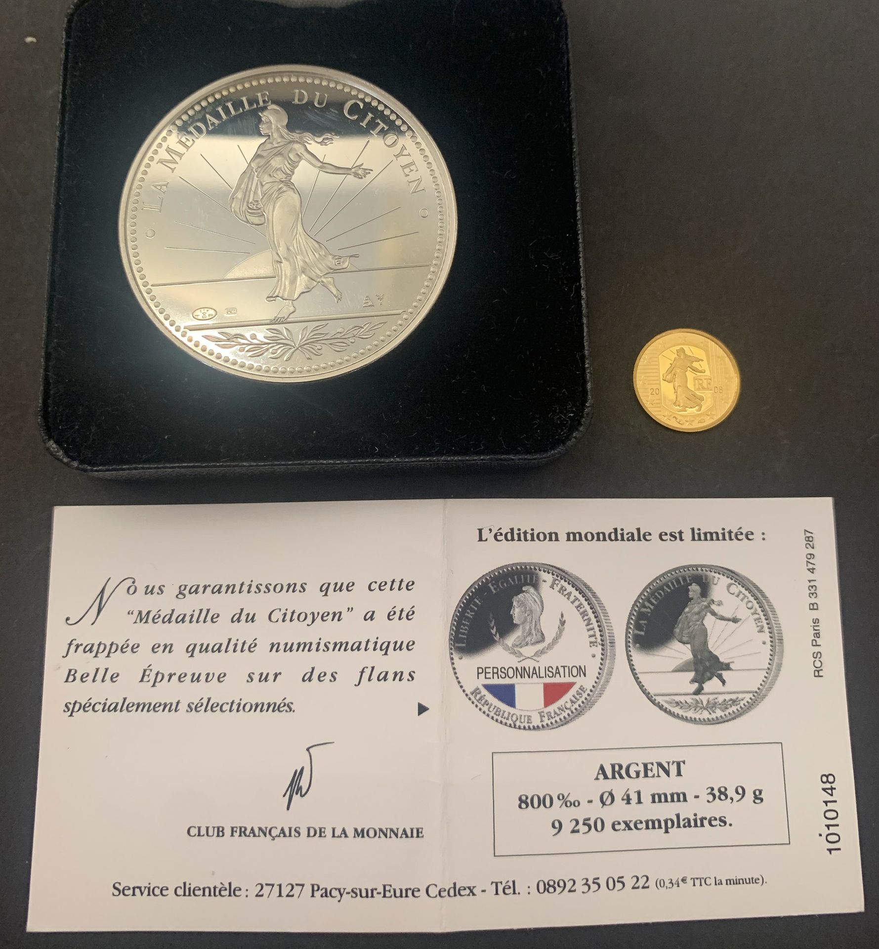 
1 pièce de 5 Euros en or (24K). 2008; dans son étui. Poids : 1,28 g  

On joint 1 "médaille du citoyen" en argent. 800°/°°. Club français de la Monnaie. Poids : 38,8 g

(écrin et certificat joints)
