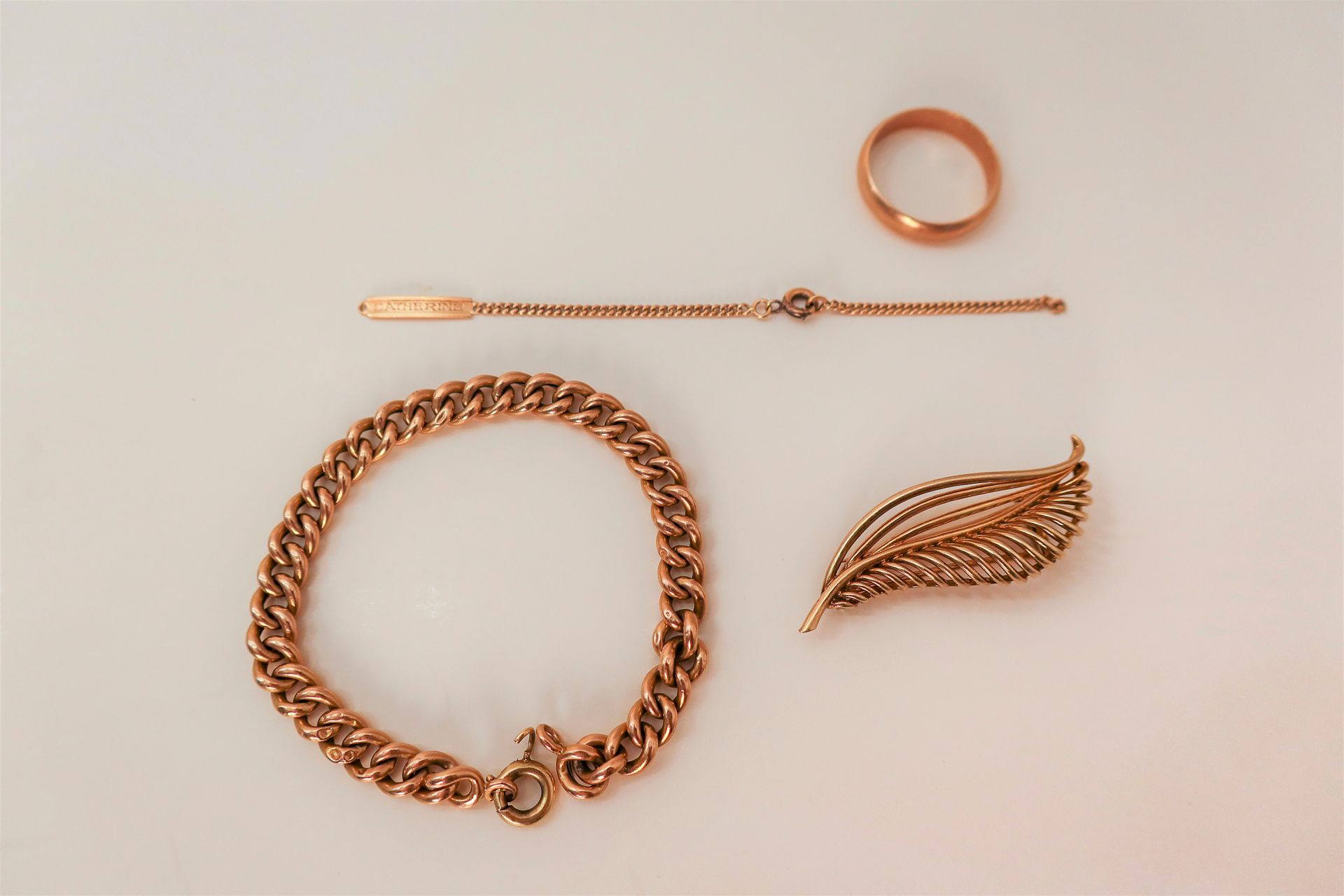 
Lot de bijoux en or (18K). Poids : 31,4 g

- une broche "feuille", un bracelet maille, une gourmette enfant et un anneau.
