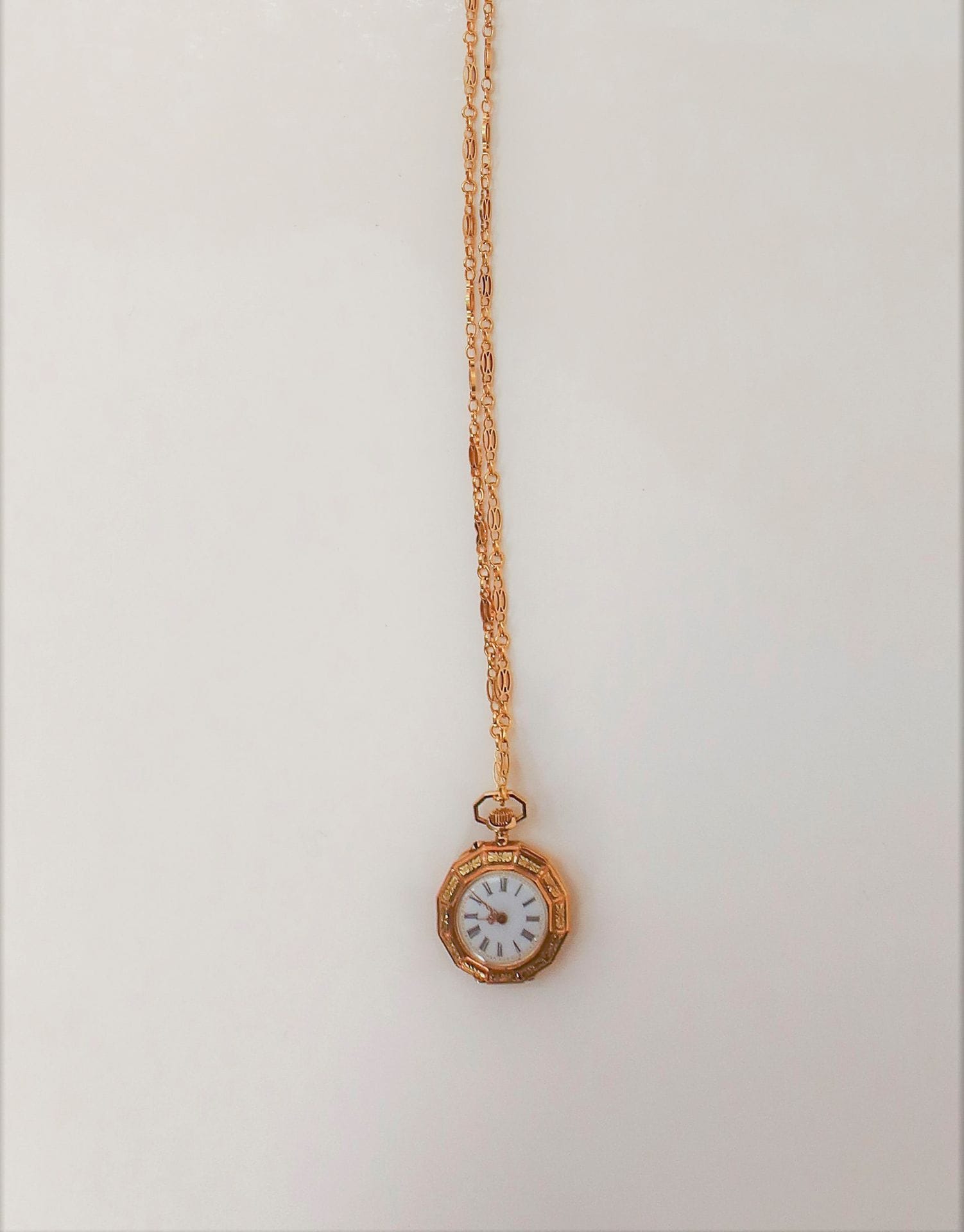 
Montre de col et son sautoir, en or jaune (18K). Poids brut : 37.3 g

Poids brut montre (avec coq or) : 18,9 g

Poids sautoir : 18,4 g  


