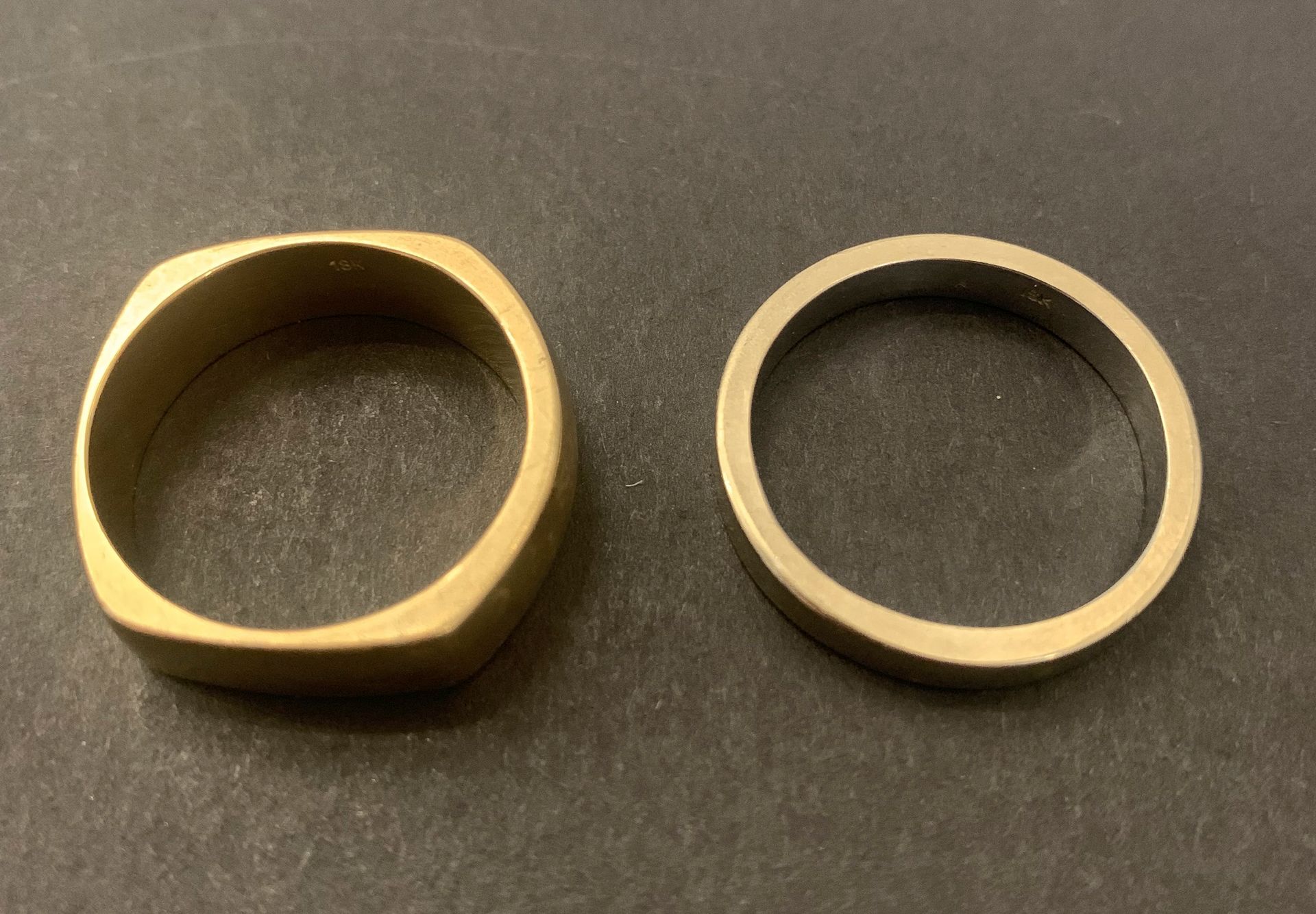 
Lot de 2 anneaux en or (18K), l'un jaune (63), l'autre blanc (64). Poids 21.7 g
